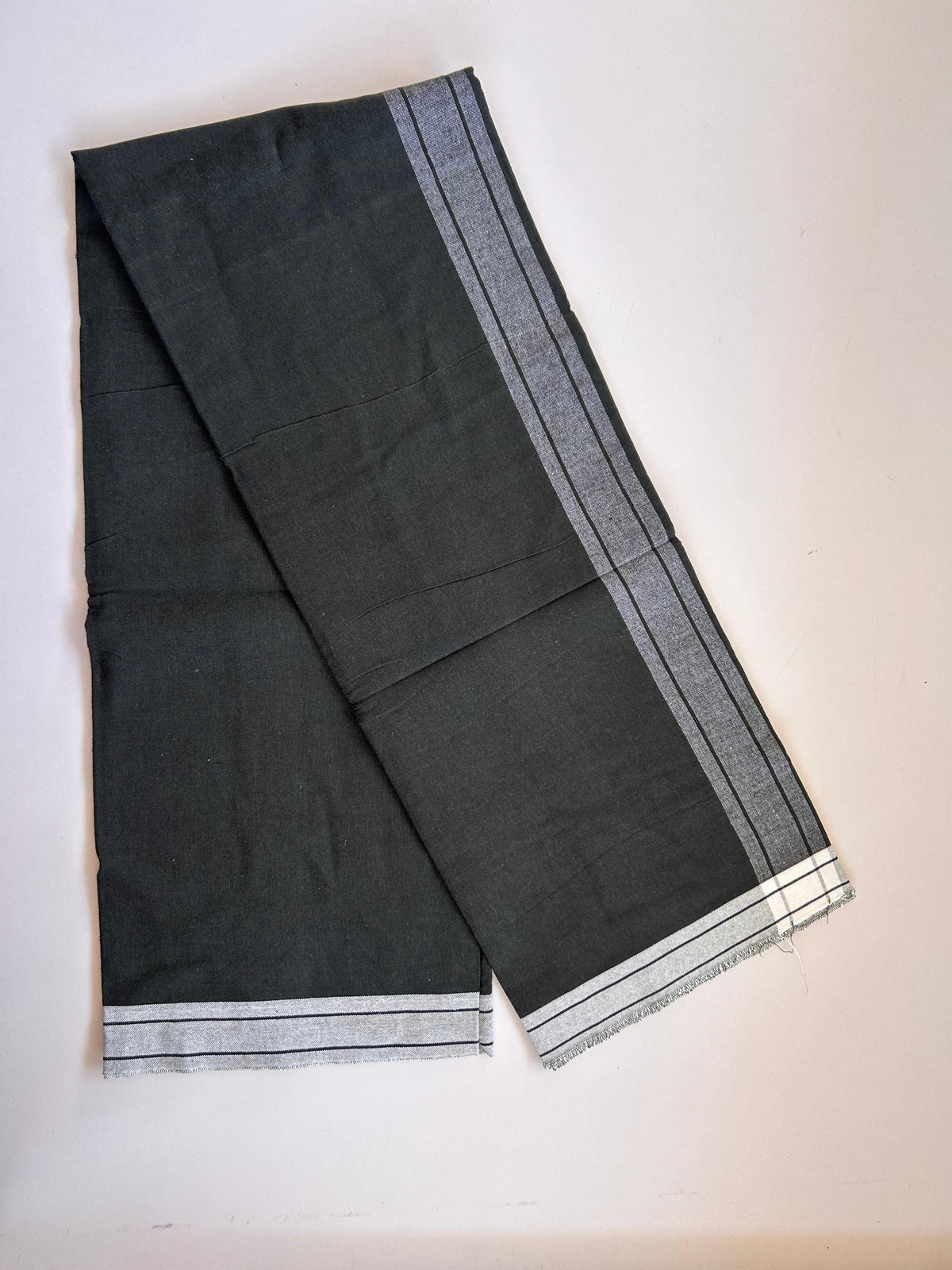 Kaitharikada - Single Kaily / Lungi - Mixed Cotton - (2/40s) twisted - 2 inch White Shaded kara with Dark Olive & Black Shaded colour body (2 meter / 4 muzham) - 32 KK8089 SAT