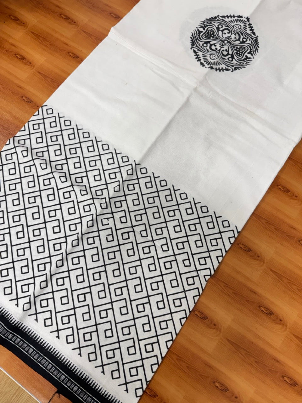 Printed Single Kaily / Lungi -Mixed Cotton - Kaitharikada - 40s twisted - Black Design printed kuppadam kara with White colour body (2 meter / 4 muzham) - 102 KK8069 GAN