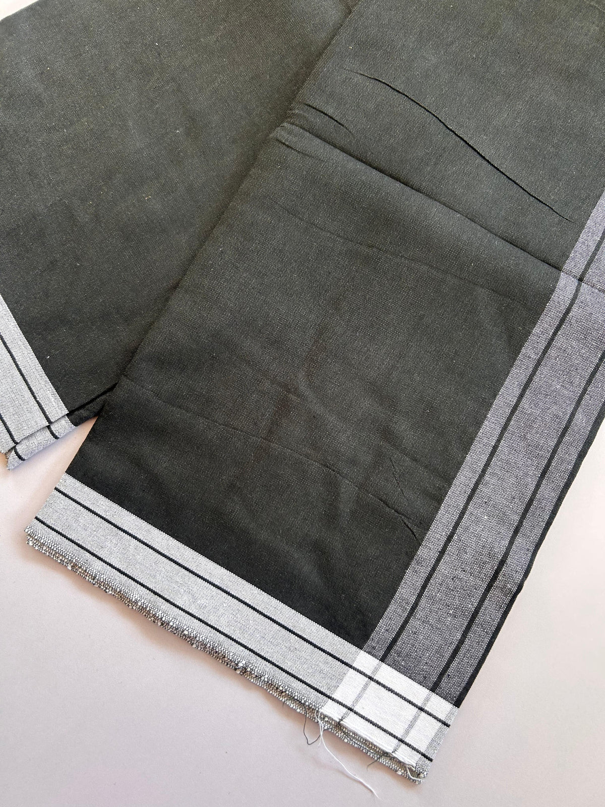 Kaitharikada - Single Kaily / Lungi - Mixed Cotton - (2/40s) twisted - 2 inch White Shaded kara with Dark Olive & Black Shaded colour body (2 meter / 4 muzham) - 32 KK8089 SAT