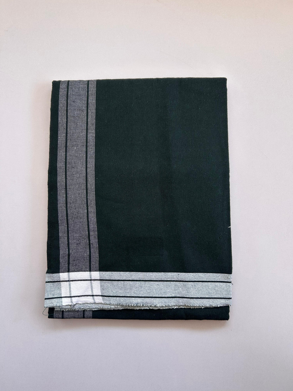 Kaitharikada - Single Kaily / Lungi - Mixed Cotton - (2/40s) twisted - 2 inch White Shaded kara with Dark Green & Black Shaded colour body (2 meter / 4 muzham) - 33 KK8089 SAT