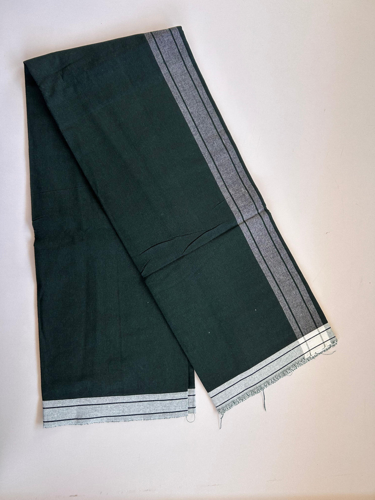 Kaitharikada - Single Kaily / Lungi - Mixed Cotton - (2/40s) twisted - 2 inch White Shaded kara with Dark Green & Black Shaded colour body (2 meter / 4 muzham) - 33 KK8089 SAT