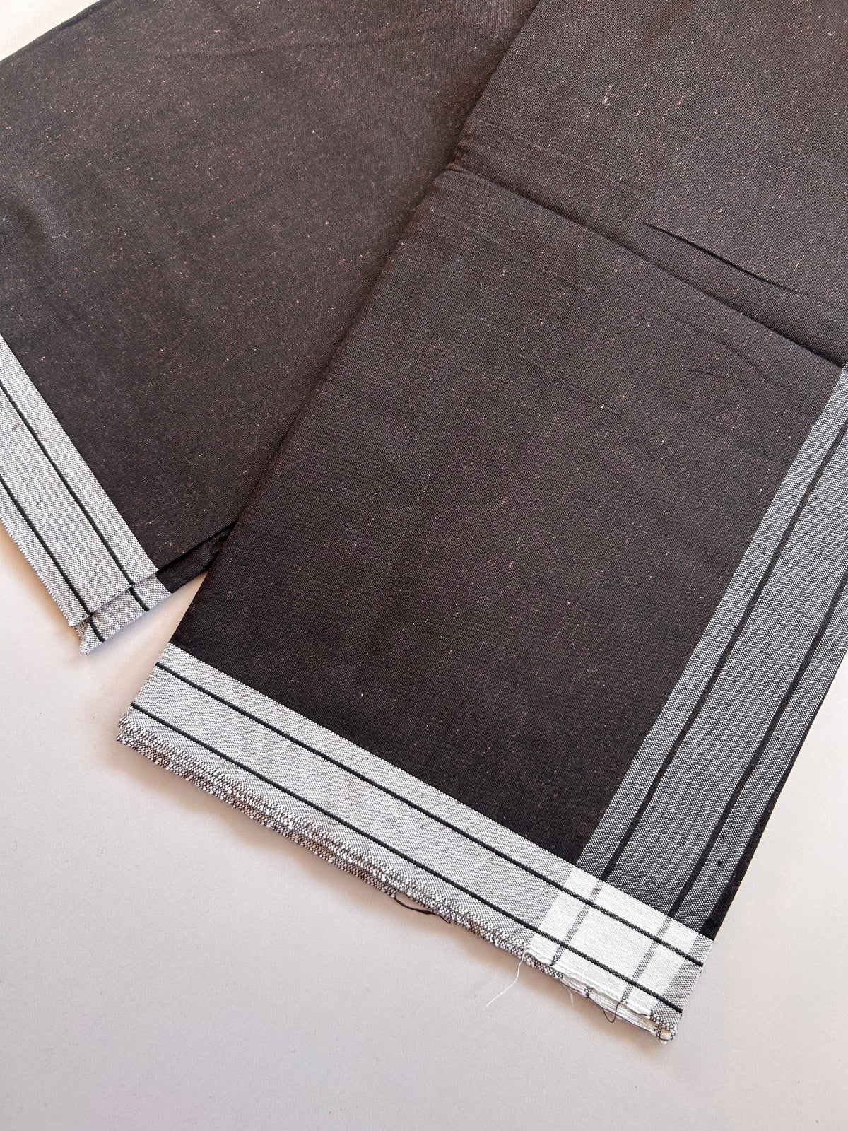 Kaitharikada - Single Kaily / Lungi - Mixed Cotton - (2/40s) twisted - 2 inch White Shaded kara with Dark Brown & Black Shaded colour body (2 meter / 4 muzham) - 34 KK8089 SAT