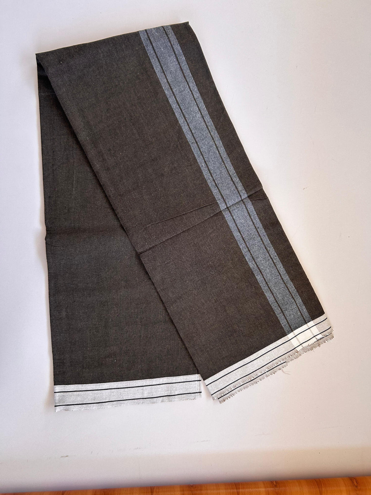 Kaitharikada - Single Kaily / Lungi - Mixed Cotton - (2/40s) twisted - 2 inch White Shaded kara with Olive Brown & Black Shaded colour body (2 meter / 4 muzham) - 36 KK8089 SAT