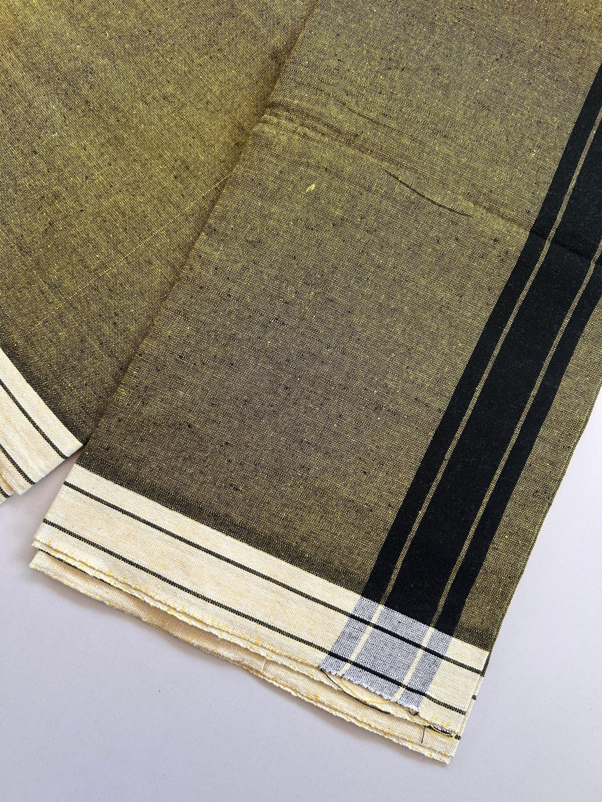 Kaitharikada - Single Kaily / Lungi - Mixed Cotton - (2/40s) twisted - 2 inch Black Shaded kara with Light Yellow & Black Shaded colour body (2 meter / 4 muzham) - 39 KK8089 SAT