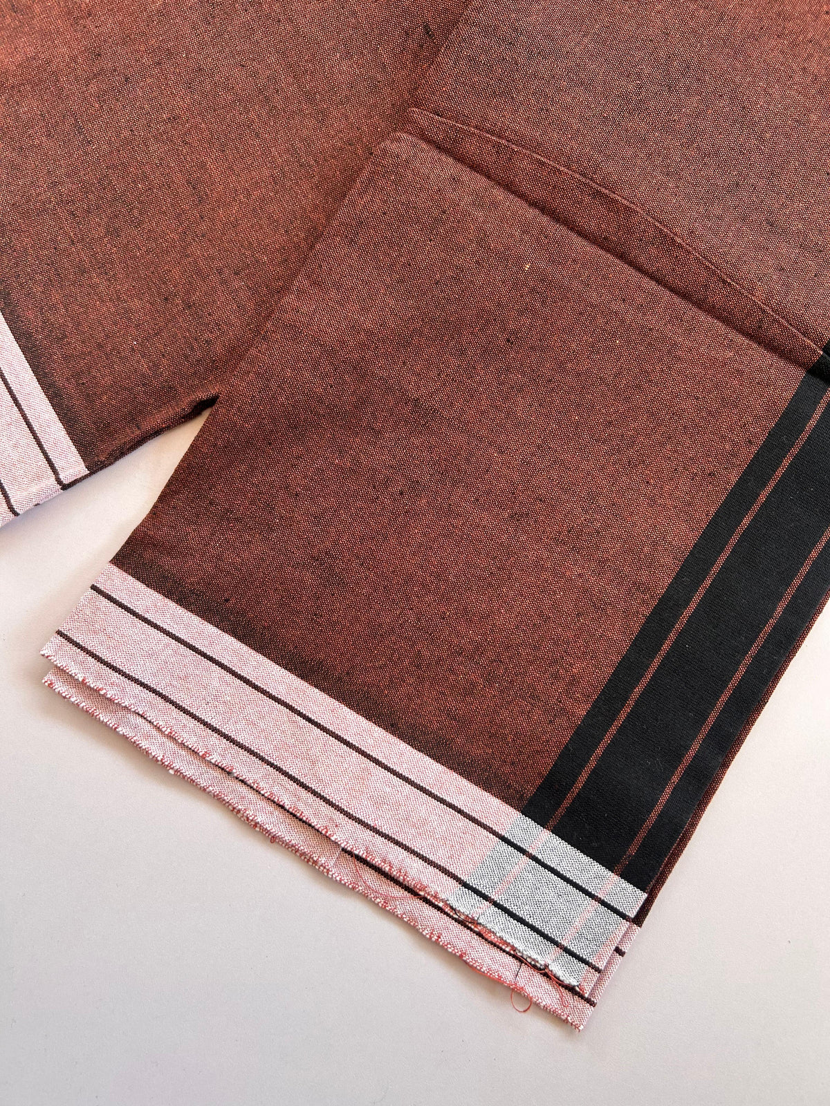 Kaitharikada - Single Kaily / Lungi - Mixed Cotton - (2/40s) twisted - 2 inch Black Shaded kara with Chestnut & Black Shaded colour body (2 meter / 4 muzham) - 41 KK8089 SAT