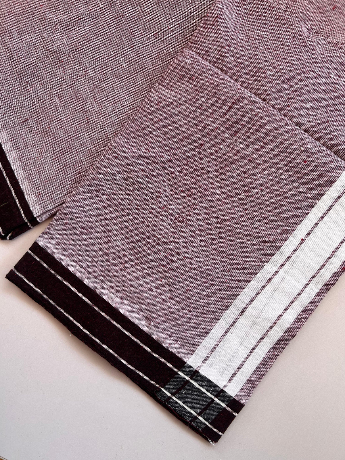 Kaitharikada - Single Kaily / Lungi - Mixed Cotton - (2/40s) twisted - 2 inch White Shaded kara with Dark Maroon & White Shaded colour body (2 meter / 4 muzham) - 49 KK8089 SAT