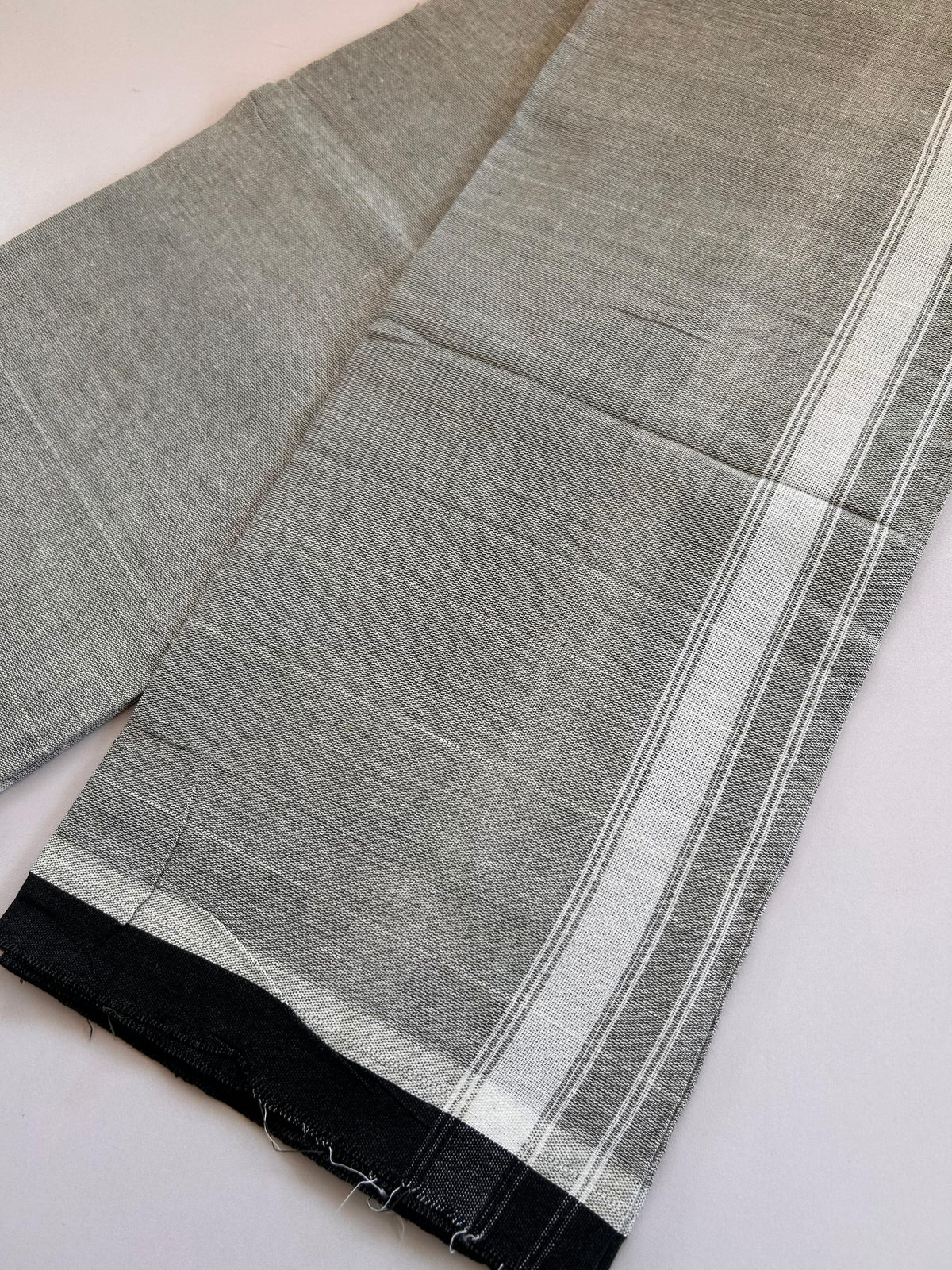 Kaitharikada - Single Kaily / Lungi - Mixed Cotton - (2/40s) twisted - 1.25 inch white Striped kara with Ash Green & White Shaded colour body (2 meter / 4 muzham) - 1 KK8091 SAT
