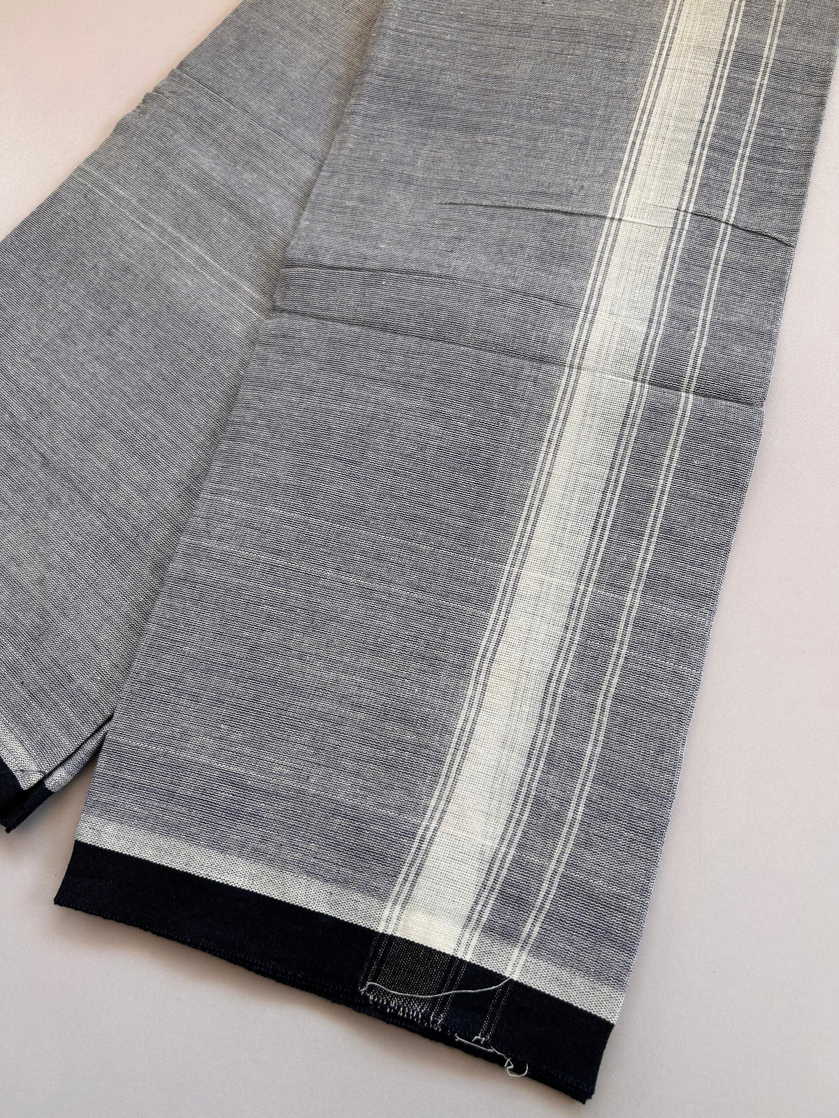 Kaitharikada - Single Kaily / Lungi - Mixed Cotton - (2/40s) twisted - 1.5 inch white Striped kara with Dark Blue & White Shaded colour body (2 meter / 4 muzham) - 2 KK8091 SAT