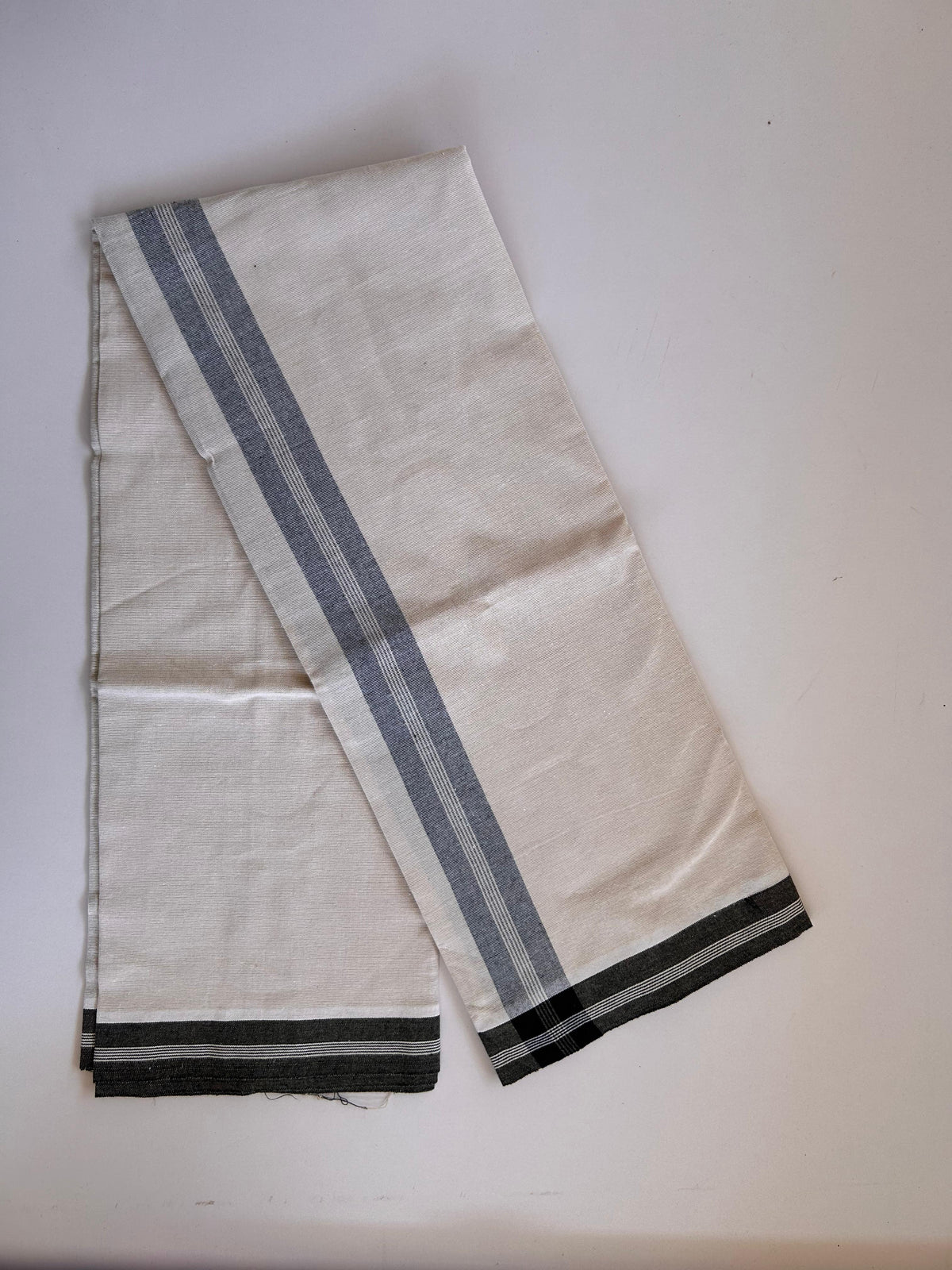Kaitharikada - Single Kaily / Lungi - Mixed Cotton - (2/40s) twisted - 1.75 inch Black shaded Striped kara with Cream & White Shaded colour body (2 meter / 4 muzham) - 3 KK8091 SAT