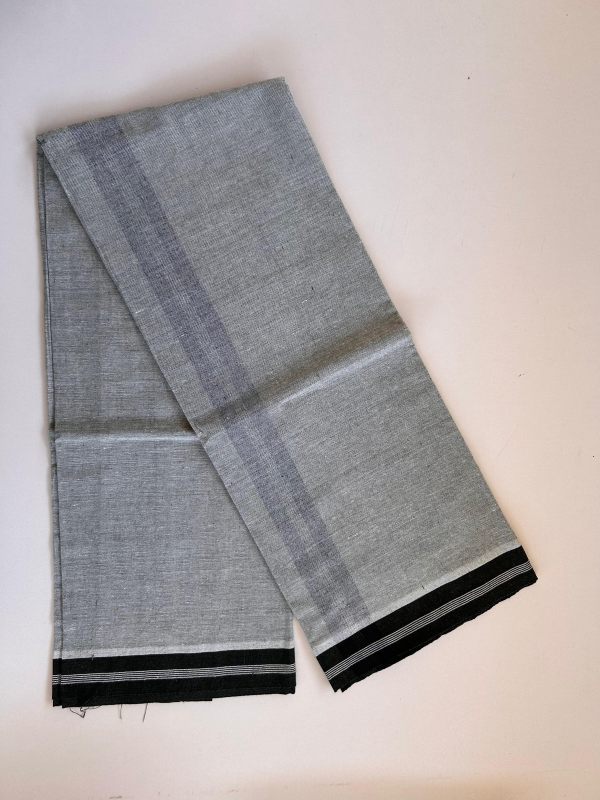 Kaitharikada - Single Kaily / Lungi - Mixed Cotton - (2/40s) twisted - 1.75 inch Black shaded Striped kara with Olive Green & White Shaded colour body (2 meter / 4 muzham) - 4 KK8091 SAT