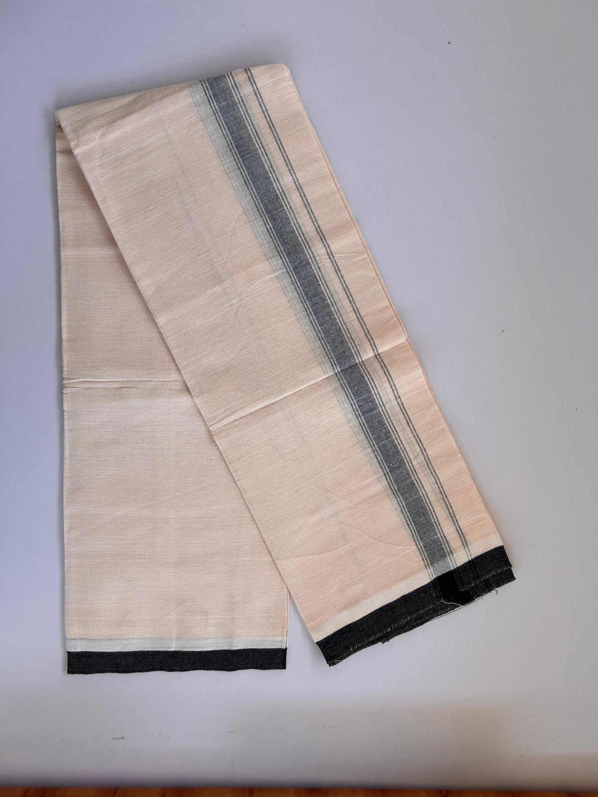 Kaitharikada - Single Kaily / Lungi - Mixed Cotton - (2/40s) twisted - 1.25 inch Black shaded Striped kara with Peach & White Shaded colour body (2 meter / 4 muzham) - 5 KK8091 SAT