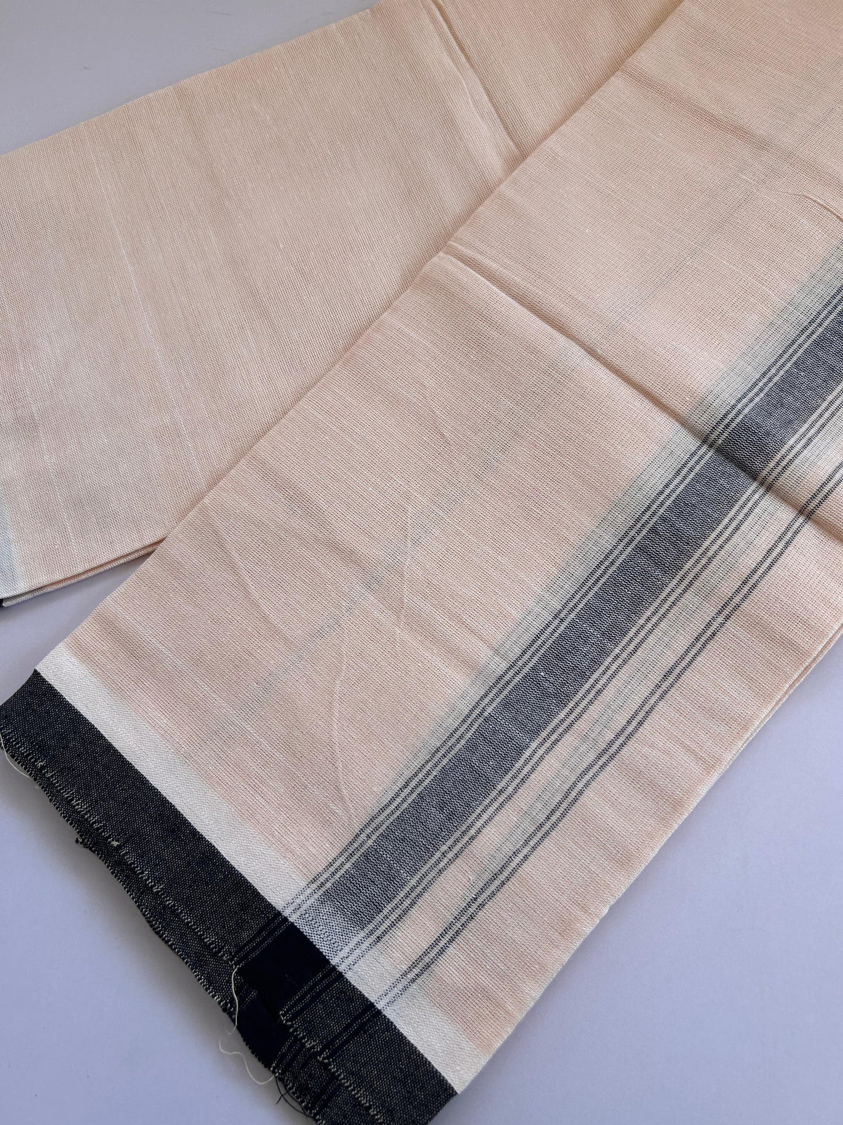 Kaitharikada - Single Kaily / Lungi - Mixed Cotton - (2/40s) twisted - 1.25 inch Black shaded Striped kara with Peach & White Shaded colour body (2 meter / 4 muzham) - 5 KK8091 SAT