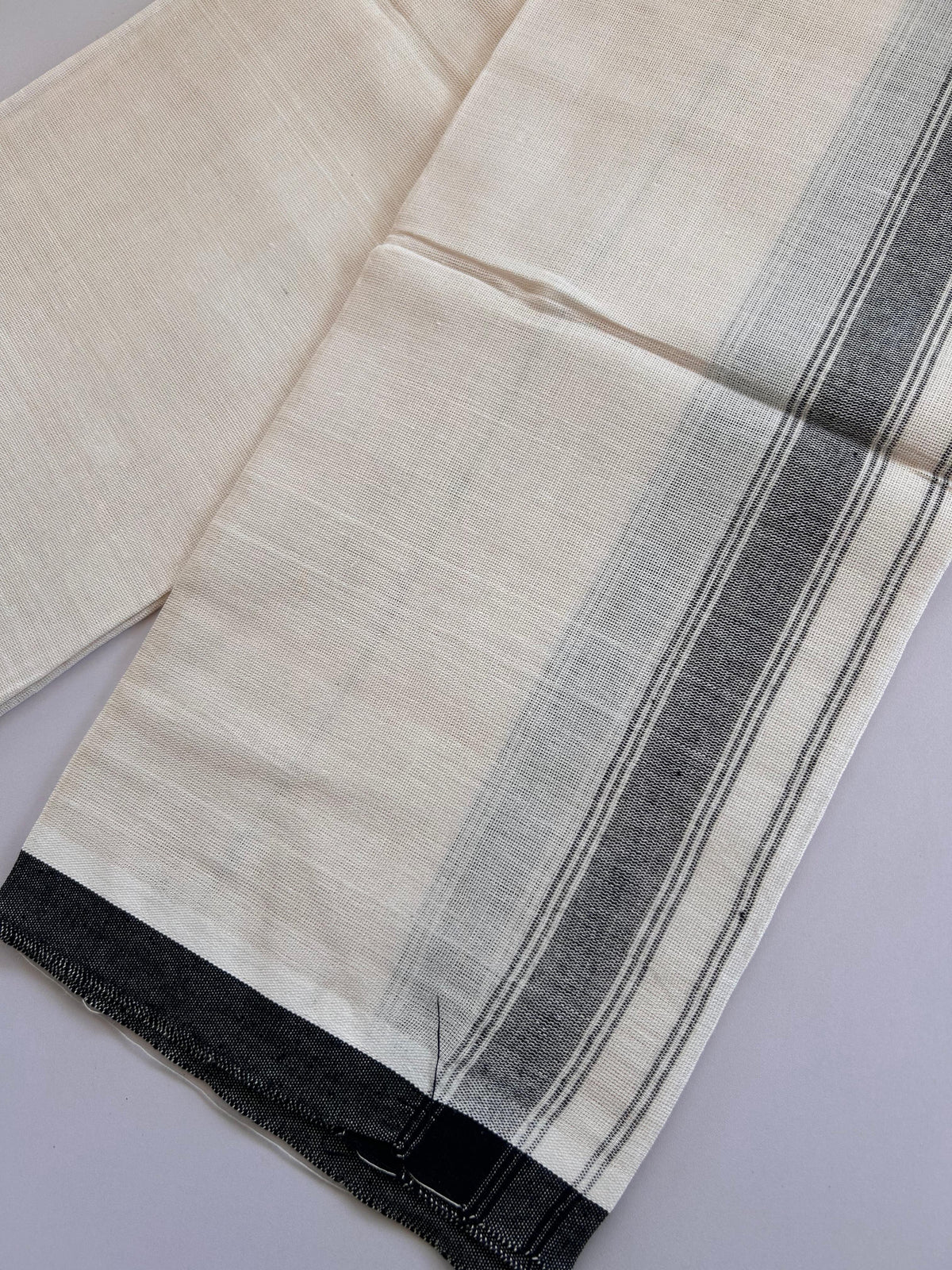 Kaitharikada - Single Kaily / Lungi - Mixed Cotton - (2/40s) twisted - 1.5 inch Black shaded Striped kara with off white colour body (2 meter / 4 muzham) - 6 KK8091 SAT