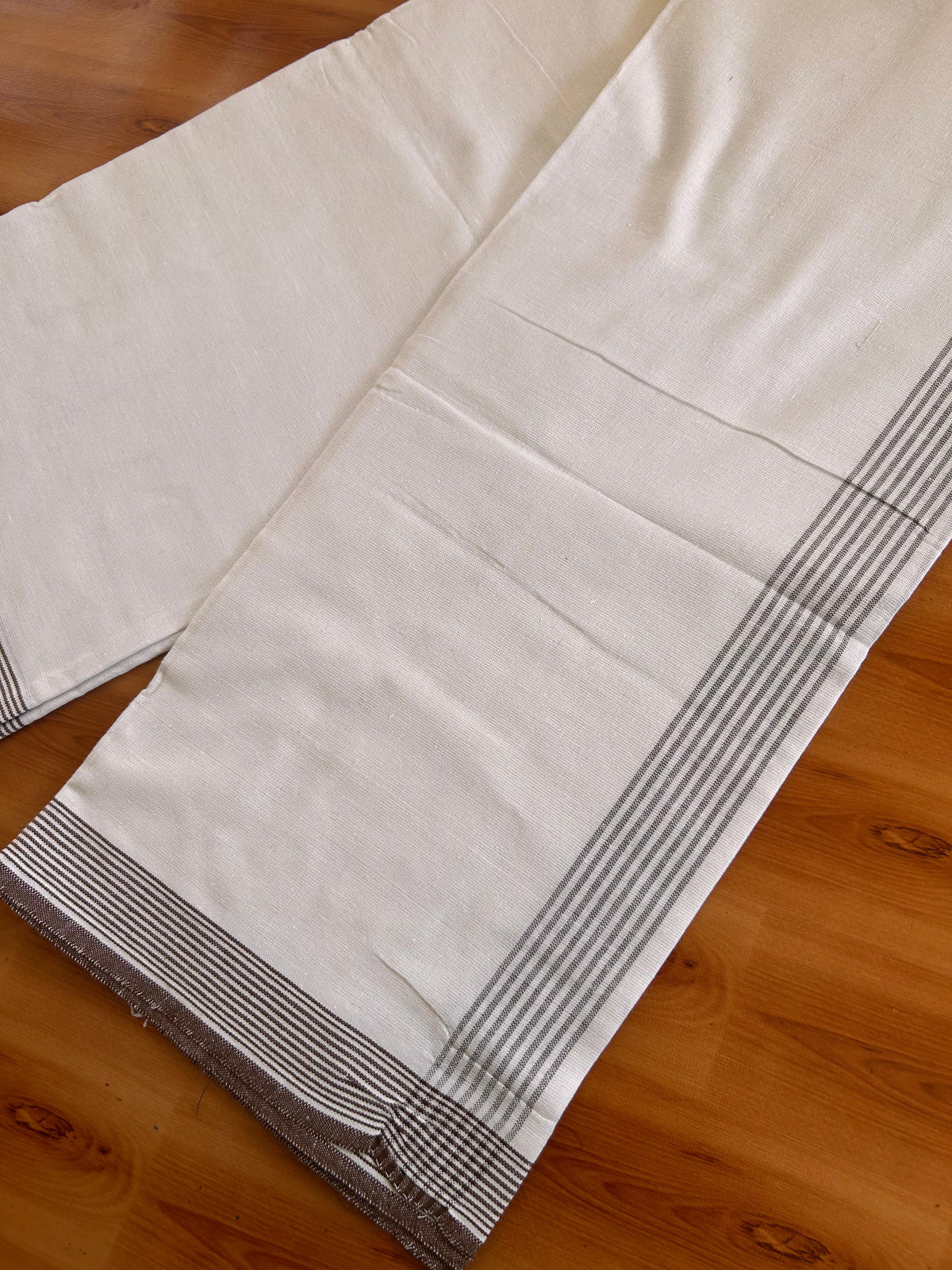 Kaitharikada - Single Kaily / Lungi - Mixed Cotton - (2/40s) twisted - 1.5 inch Brown shaded Striped kara with White colour body (2 meter / 4 muzham) - 11 KK8091 SAT