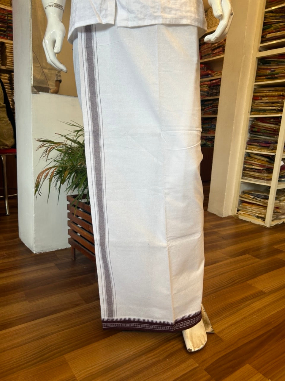 31% Discount!!! Kaitharikada Pure Cotton - Single Kaily / Lungi - 1.75 inch Dark maroon kara with White colour body - 5KK464AST