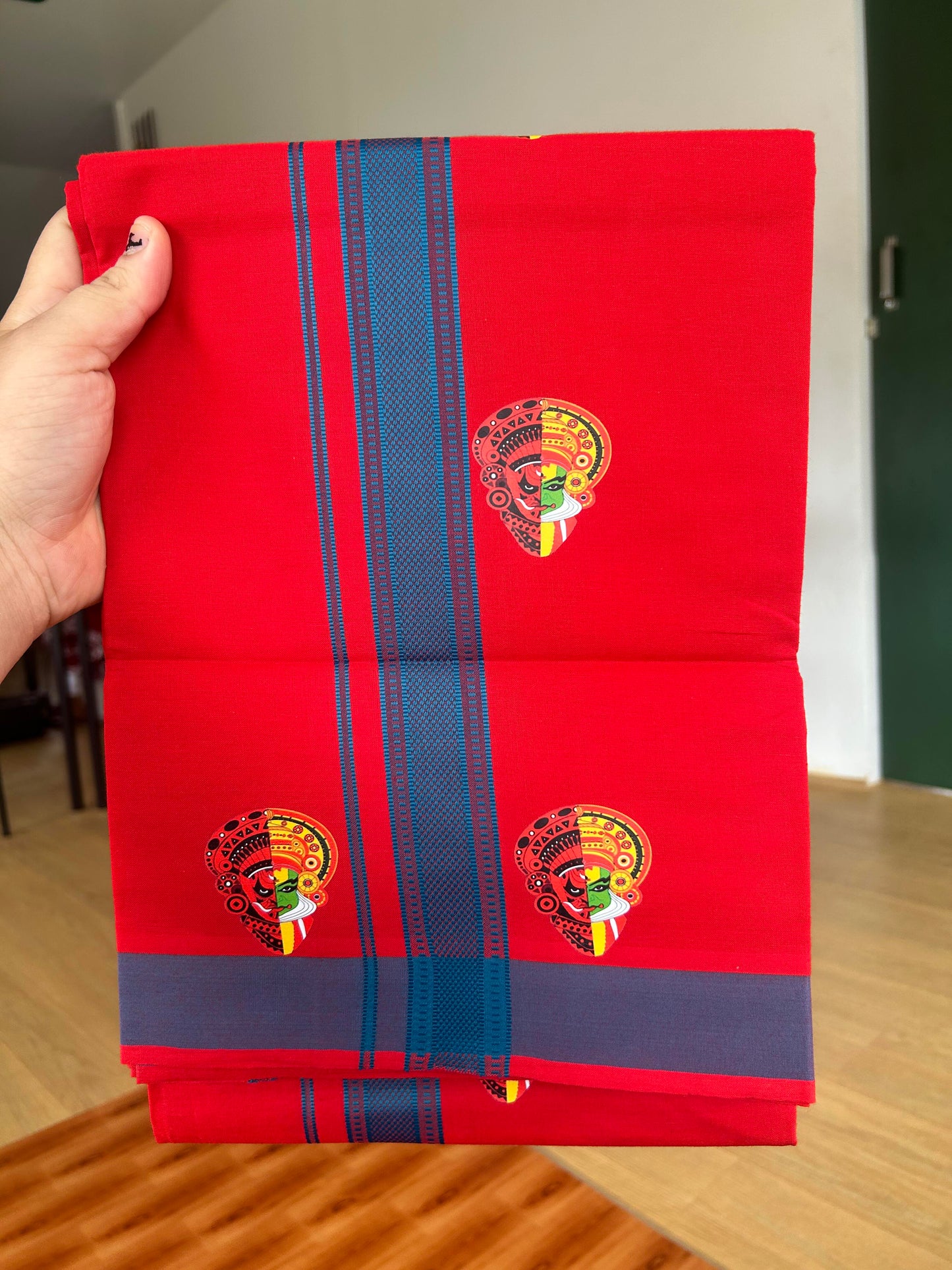 Single Kaily / Lungi- 20% Discount !! Kaitharikada - Pure Cotton - (40s) - 1.25 inch Peacock Blue Striped Theyyam & Kadhakali Printed Design Kara with Chilly Red colour Body (2 meter / 4 muzham) - 25 KK8059 GAN