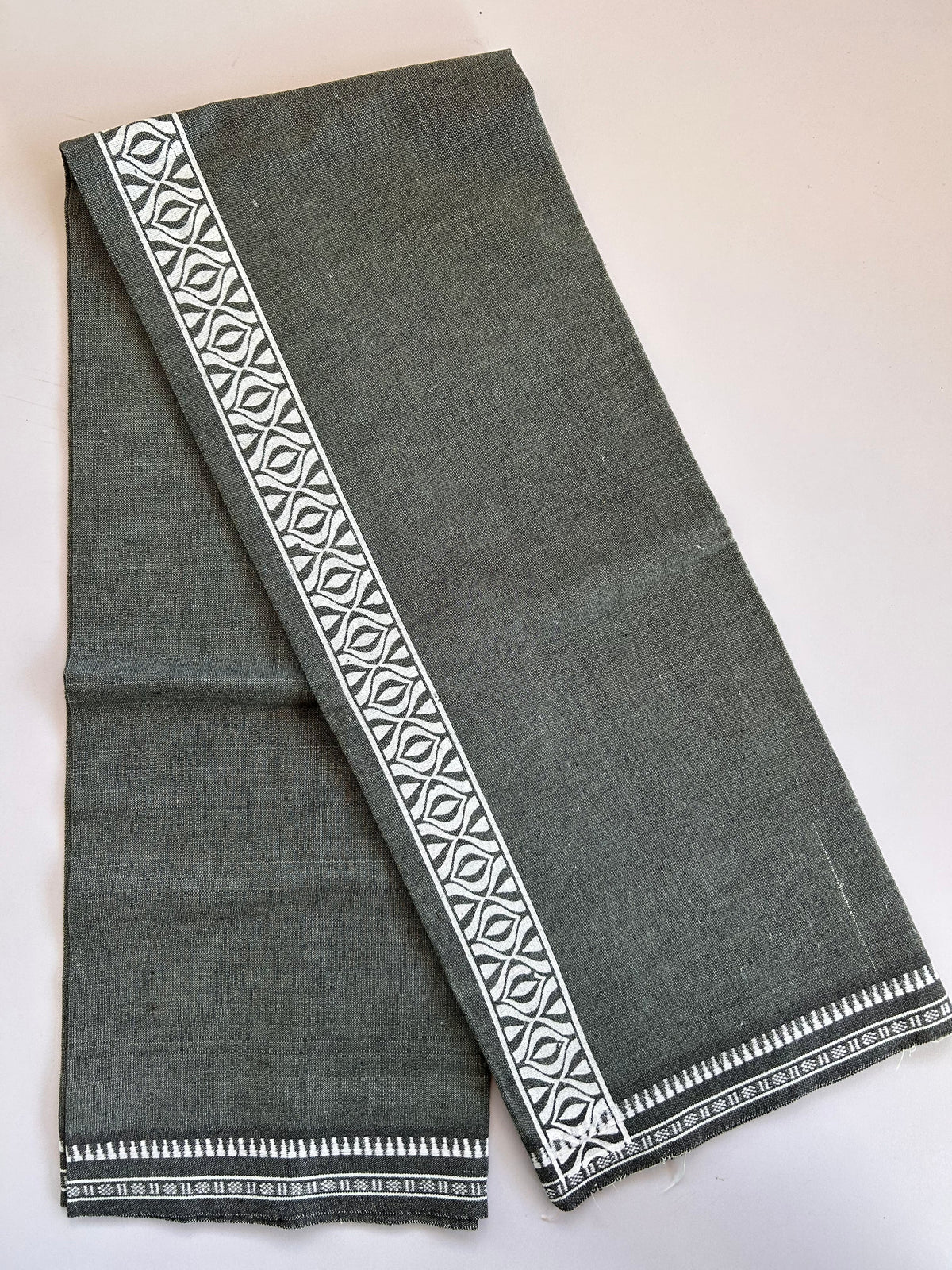 Single Kaily / Lungi - Kaitharikada - Mixed Cotton - 2/40s twisted - 2 inch White Printed Design Kuppadam Kara Pestel Green & Black Colour Body (2 meter / 4 muzham) - 39 KK8089 SAT