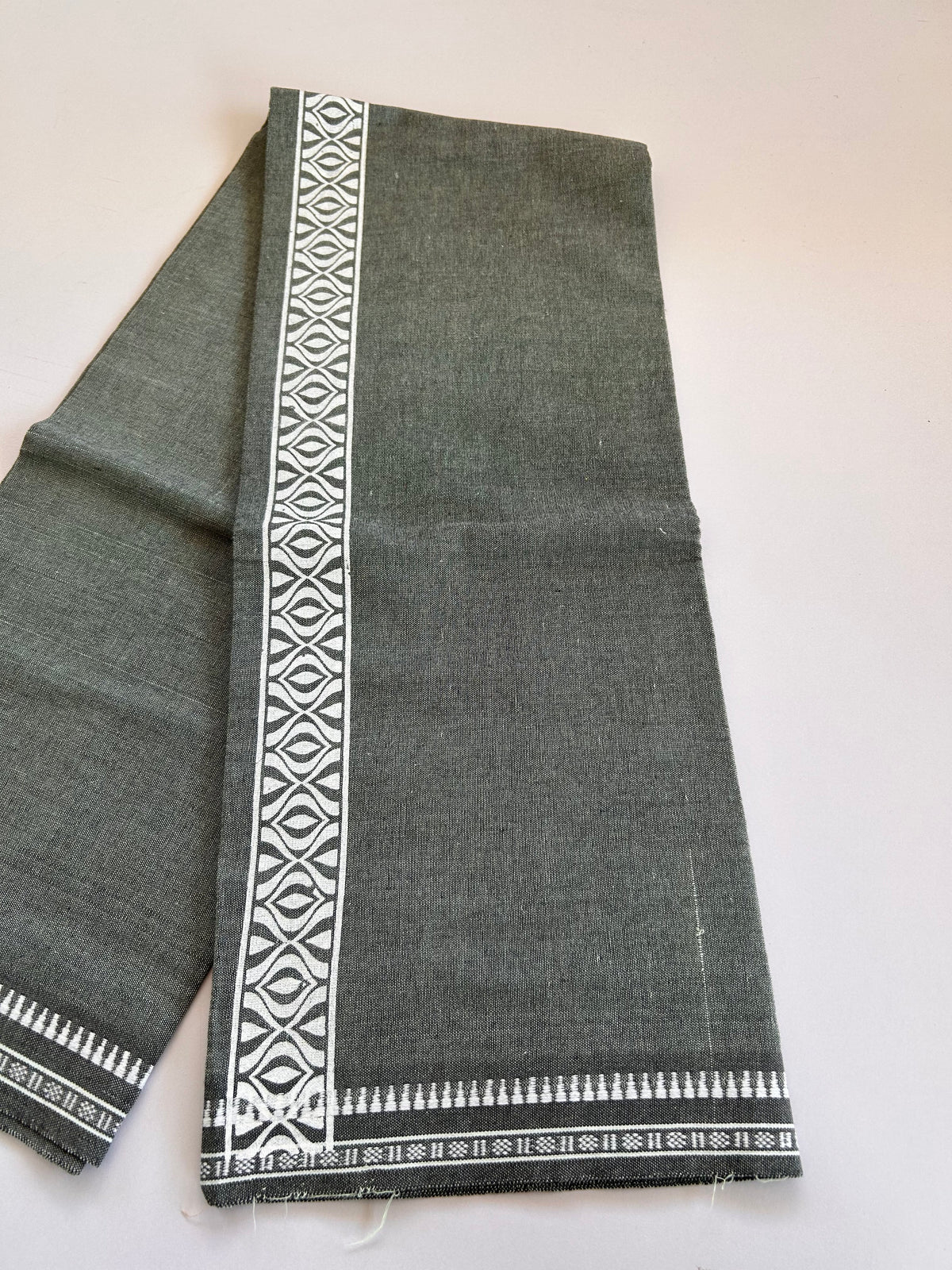Single Kaily / Lungi - Kaitharikada - Mixed Cotton - 2/40s twisted - 2 inch White Printed Design Kuppadam Kara Pestel Green & Black Colour Body (2 meter / 4 muzham) - 39 KK8089 SAT