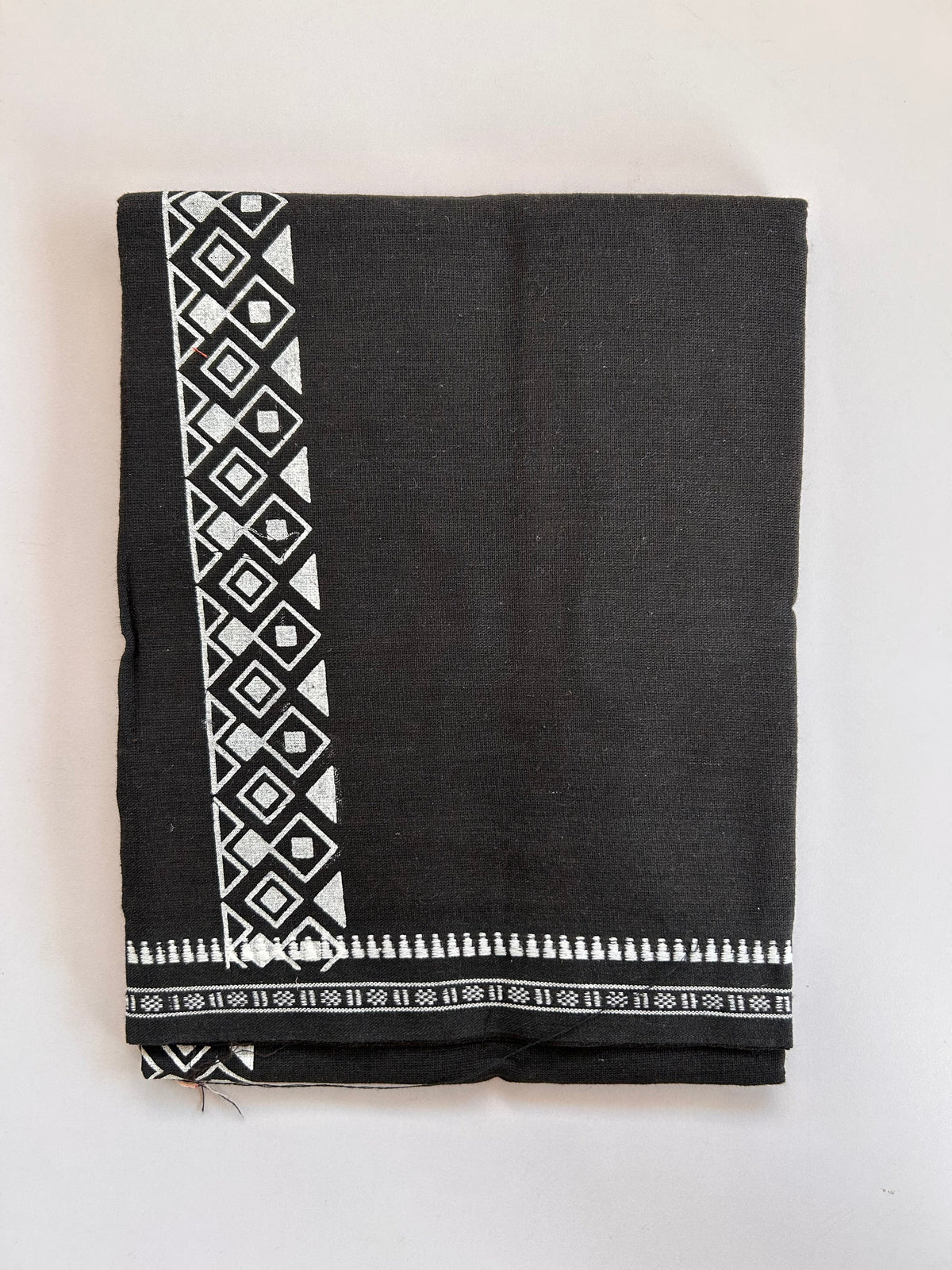 Single Kaily / Lungi - Kaitharikada - Mixed Cotton - 2/40s twisted - 2 inch White Printed Design Kuppadam Kara Black Colour Body (2 meter / 4 muzham) - 46 KK8089 SAT