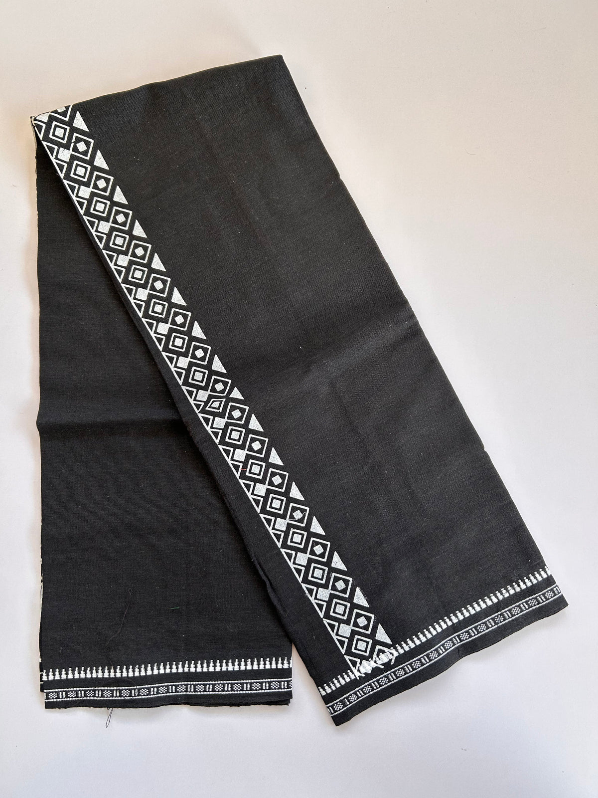 Single Kaily / Lungi - Kaitharikada - Mixed Cotton - 2/40s twisted - 2 inch White Printed Design Kuppadam Kara Black Colour Body (2 meter / 4 muzham) - 46 KK8089 SAT