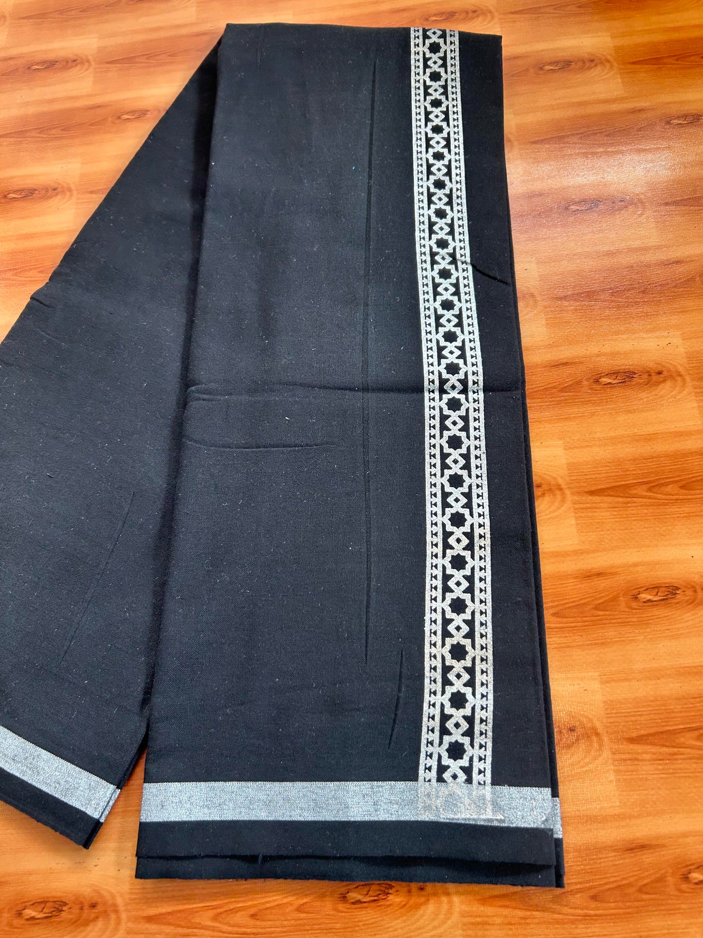Kaitharikada - Single Kaily / Lungi - Mixed Cotton - 40s twisted - 1.5 inch Silver Kasav Printed Design Kara with Black colour body (2 meter / 4 muzham) - 29 KK8058 GAN