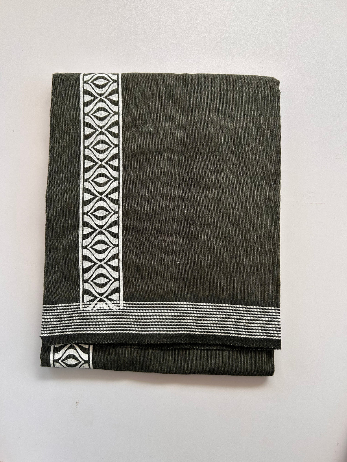 Single Kaily / Lungi - Kaitharikada - Mixed Cotton - 2/40s twisted - 2 inch White Printed Design Kara Light Olive Green & Black Colour Body (2 meter / 4 muzham) - 85 KK8090 SAT