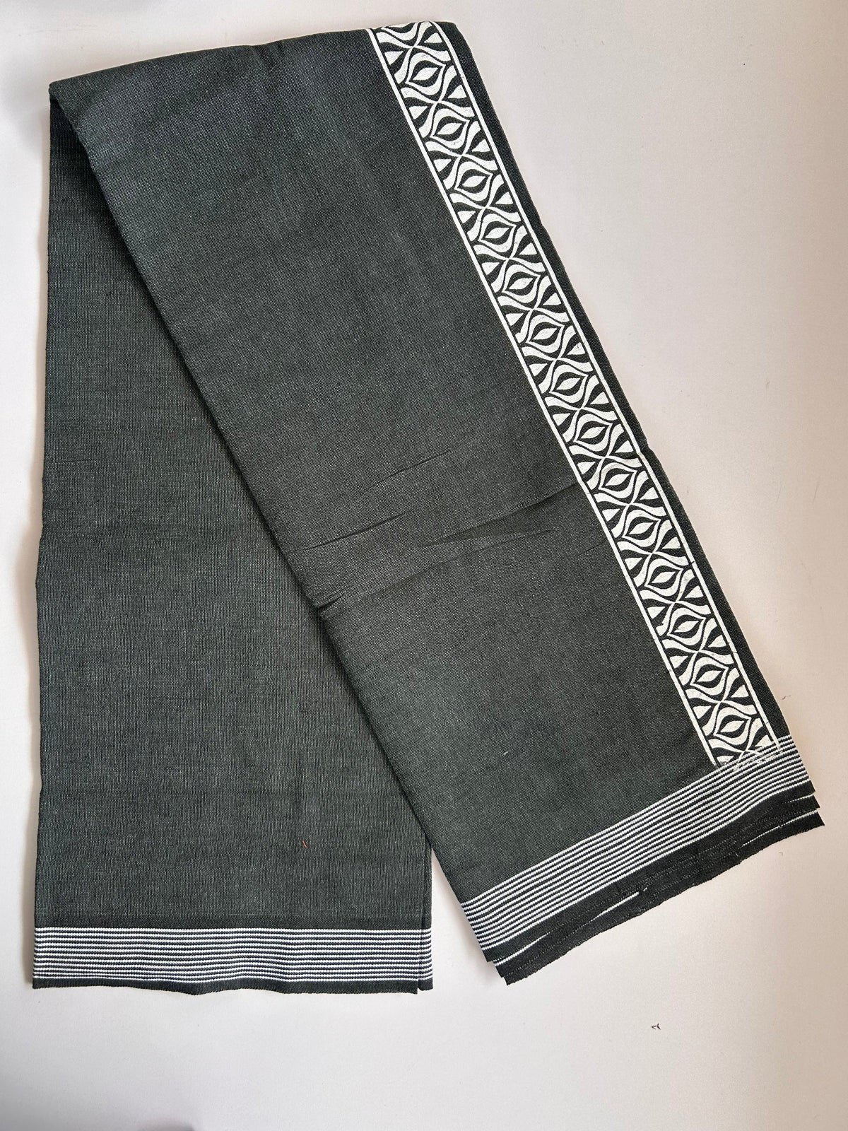 Single Kaily / Lungi - Kaitharikada - Mixed Cotton - 2/40s twisted - 2 inch White Printed Design Kara Pestel Green & Black Colour Body (2 meter / 4 muzham) - 83 KK8090 SAT