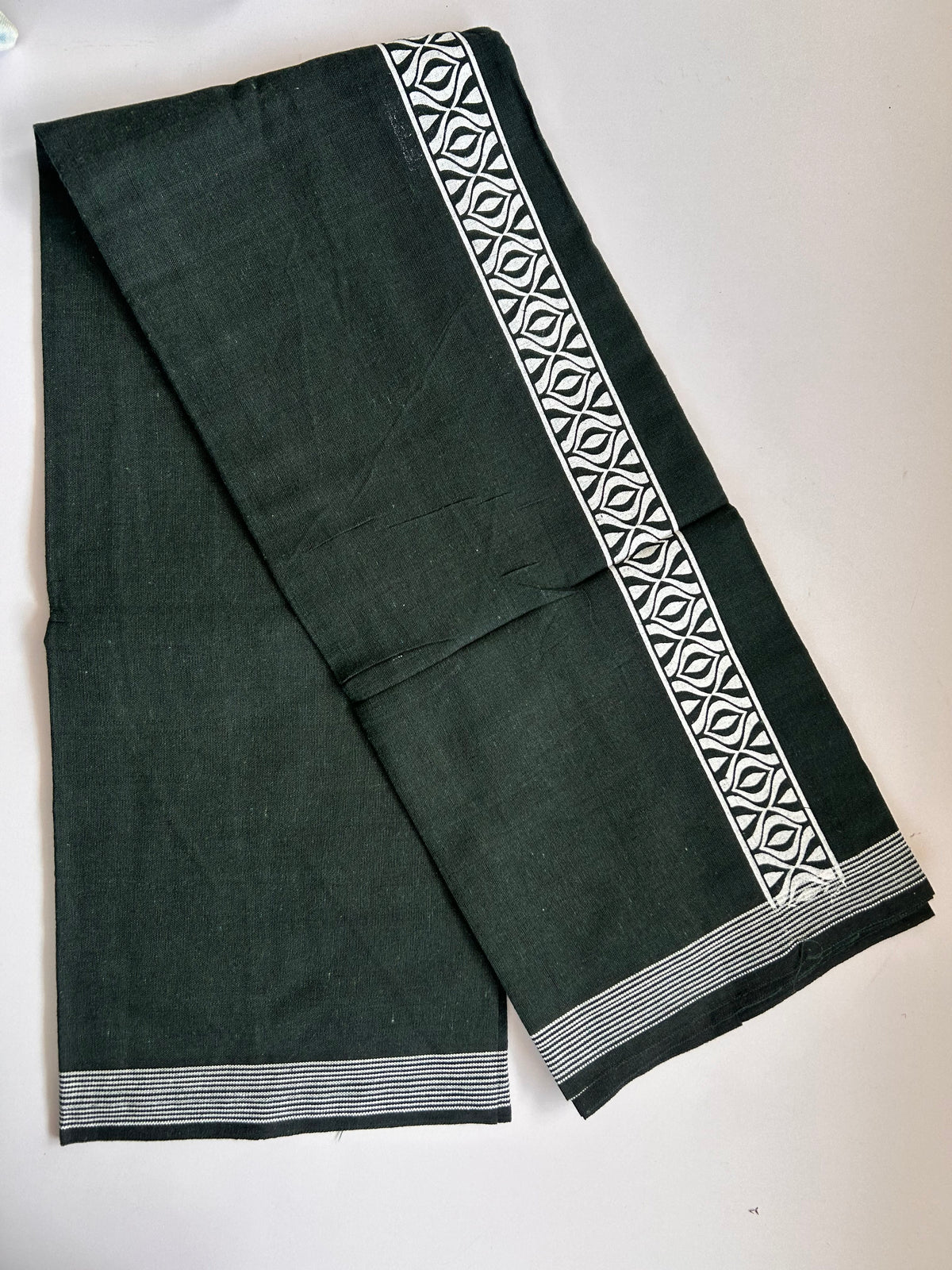 Single Kaily / Lungi - Kaitharikada - Mixed Cotton - 2/40s twisted - 2 inch White Printed Design Kara Dark Green & Black Colour Body (2 meter / 4 muzham) - 82 KK8090 SAT