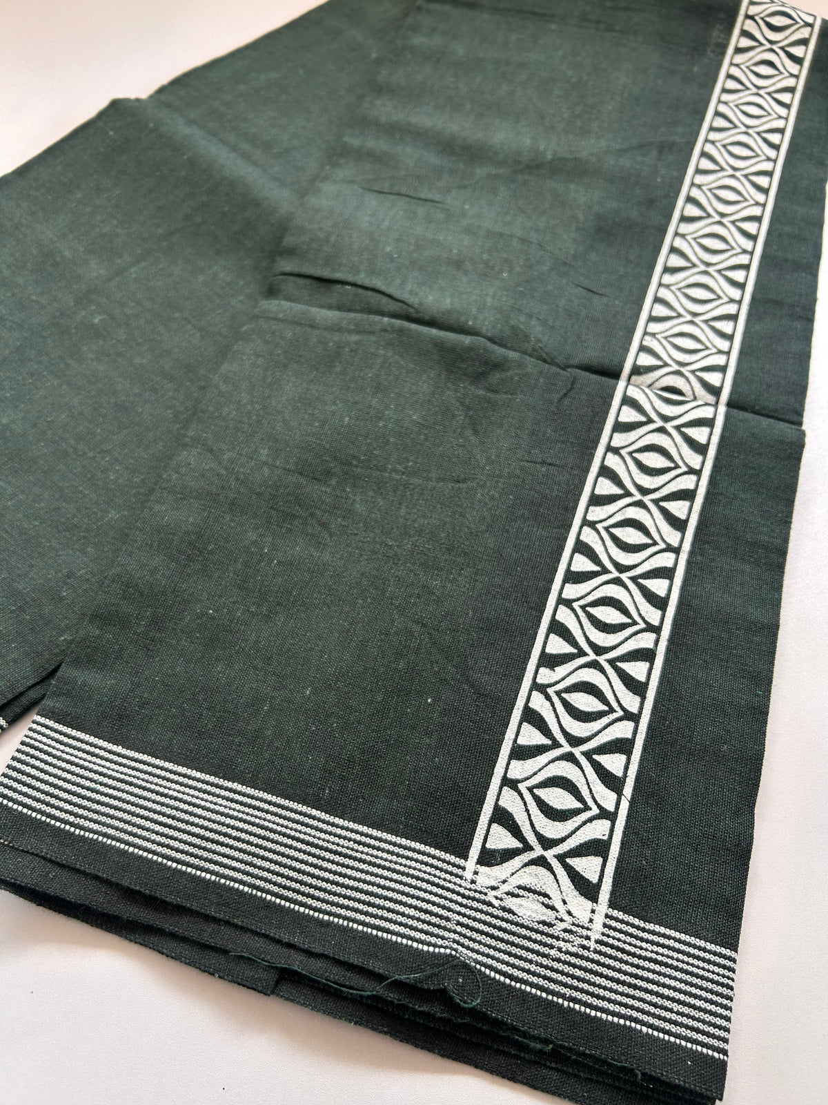 Single Kaily / Lungi - Kaitharikada - Mixed Cotton - 2/40s twisted - 2 inch White Printed Design Kara Dark Green & Black Colour Body (2 meter / 4 muzham) - 82 KK8090 SAT