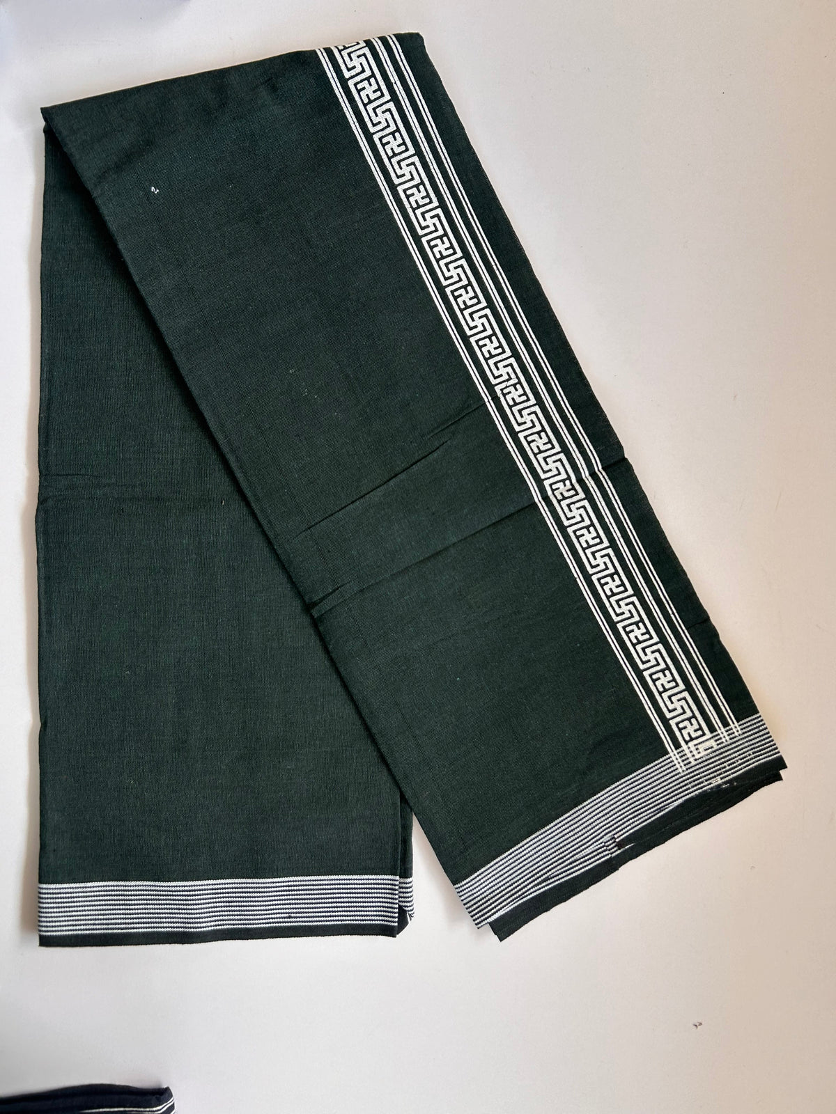 Single Kaily / Lungi - Kaitharikada - Mixed Cotton - 2/40s twisted - 2 inch White Printed Design Kara Dark Green & Ash Black Colour Body (2 meter / 4 muzham) - 78 KK8090 SAT