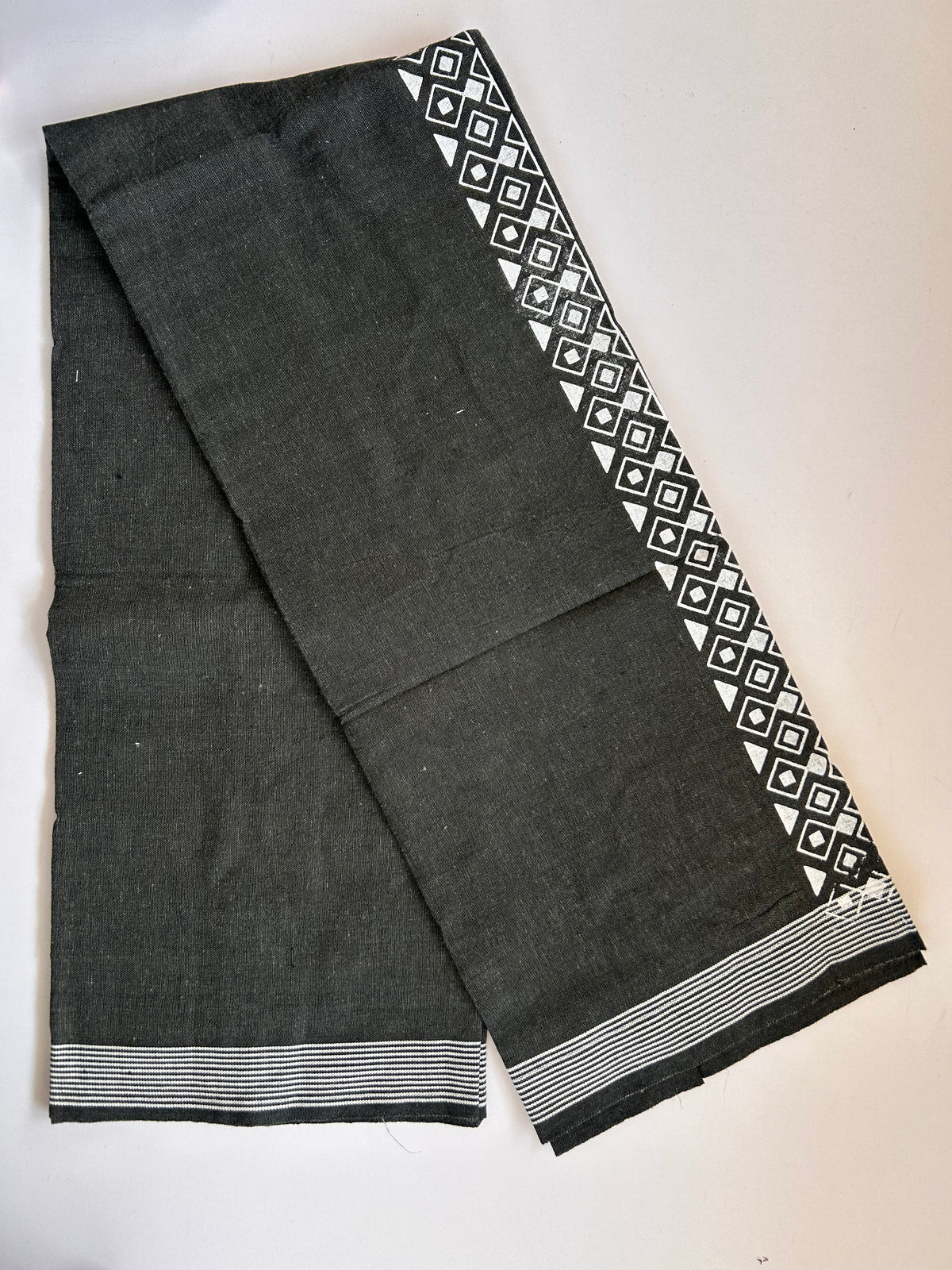 Single Kaily / Lungi - Kaitharikada - Mixed Cotton - 2/40s twisted - 2 inch White Printed Design Kara Sage Green & Ash Black Colour Body (2 meter / 4 muzham) - 75 KK8090 SAT