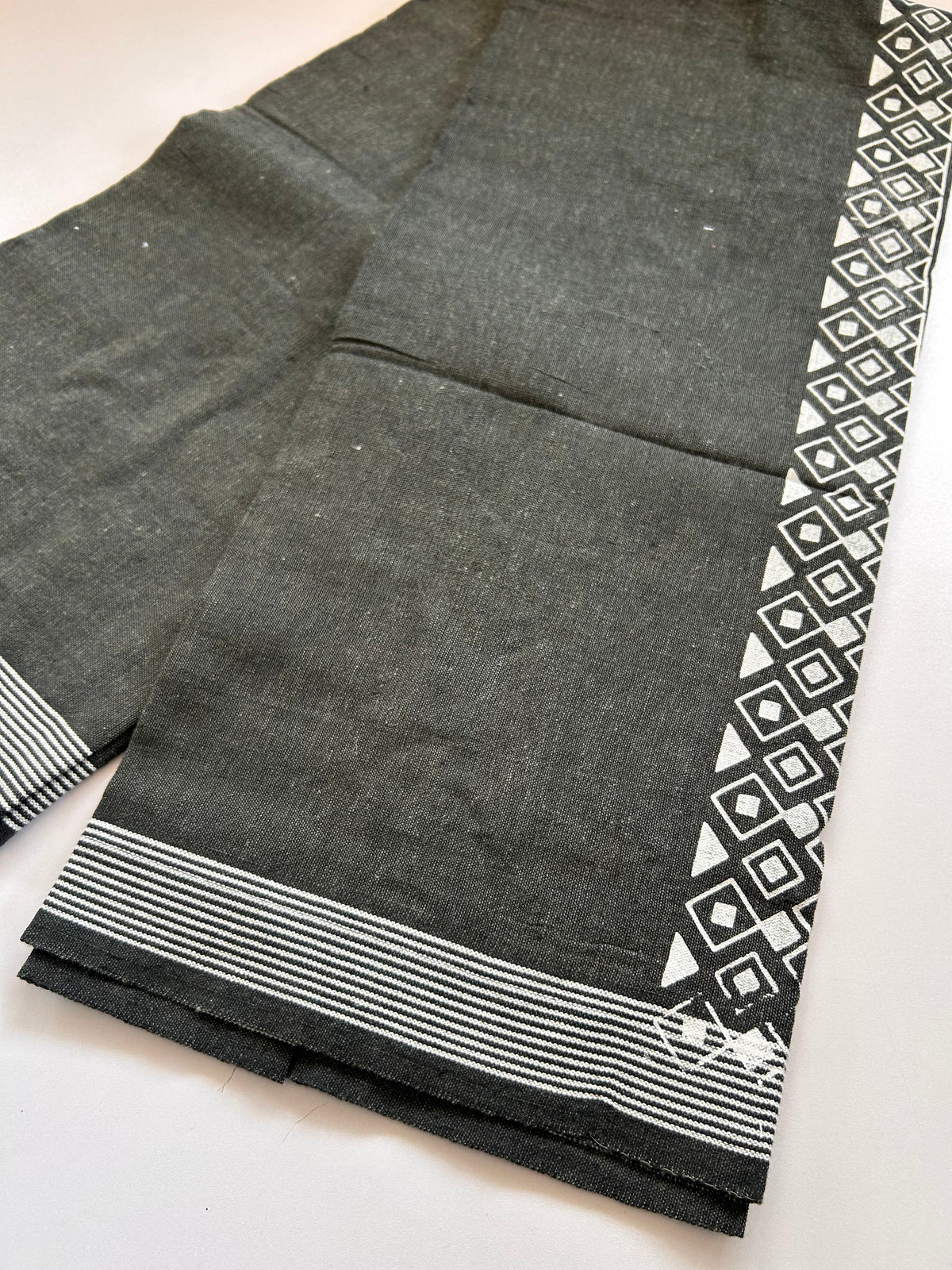 Single Kaily / Lungi - Kaitharikada - Mixed Cotton - 2/40s twisted - 2 inch White Printed Design Kara Sage Green & Ash Black Colour Body (2 meter / 4 muzham) - 75 KK8090 SAT