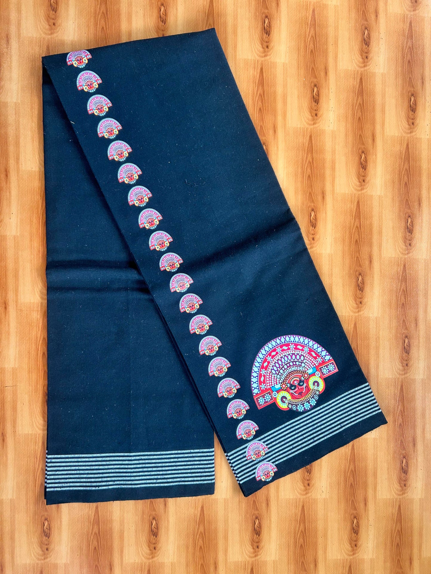 Kaitharikada - Single Kaily / Lungi - Mixed Cotton - 40s twisted - 1.25 inch Theyyam Printed Design Kara with Black colour body (2 meter / 4 muzham) - 7 KK8060 GAN