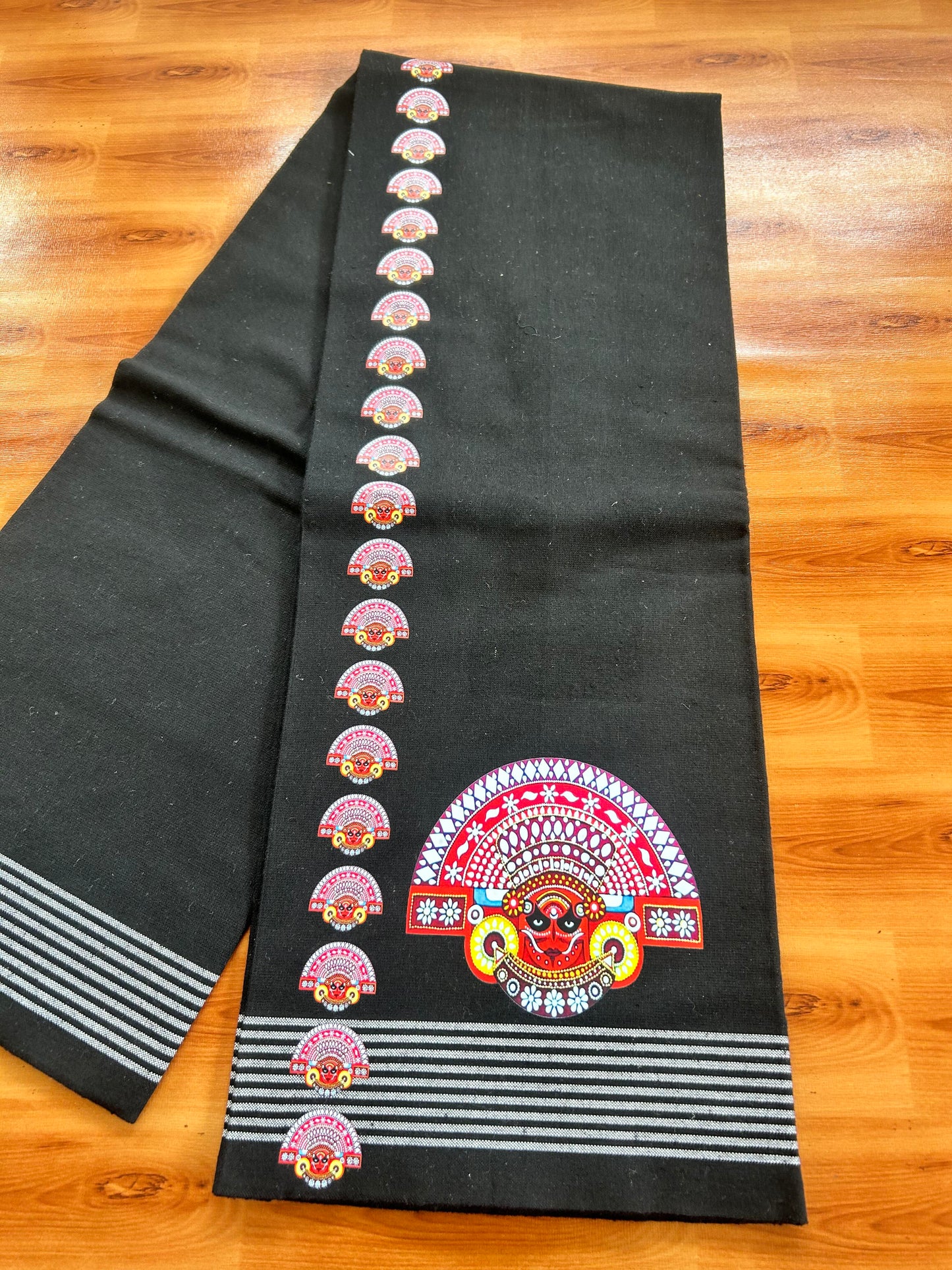 Kaitharikada - Single Kaily / Lungi - Mixed Cotton - 40s twisted - 1.25 inch Theyyam Printed Design Kara with Black colour body (2 meter / 4 muzham) - 7 KK8060 GAN
