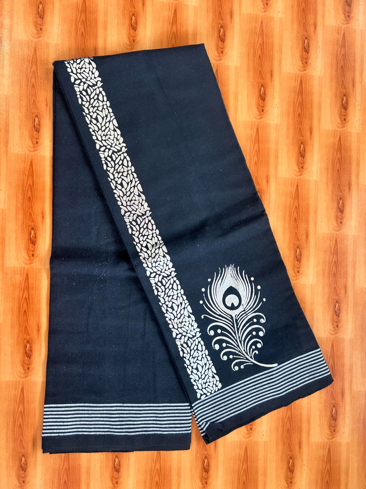 Kaitharikada - Single Kaily / Lungi - Mixed Cotton - 40s twisted - 1.25 inch Silver Kasav Peacock Feather Printed Design Kara with Black colour body (2 meter / 4 muzham) - 15 KK8060 GAN