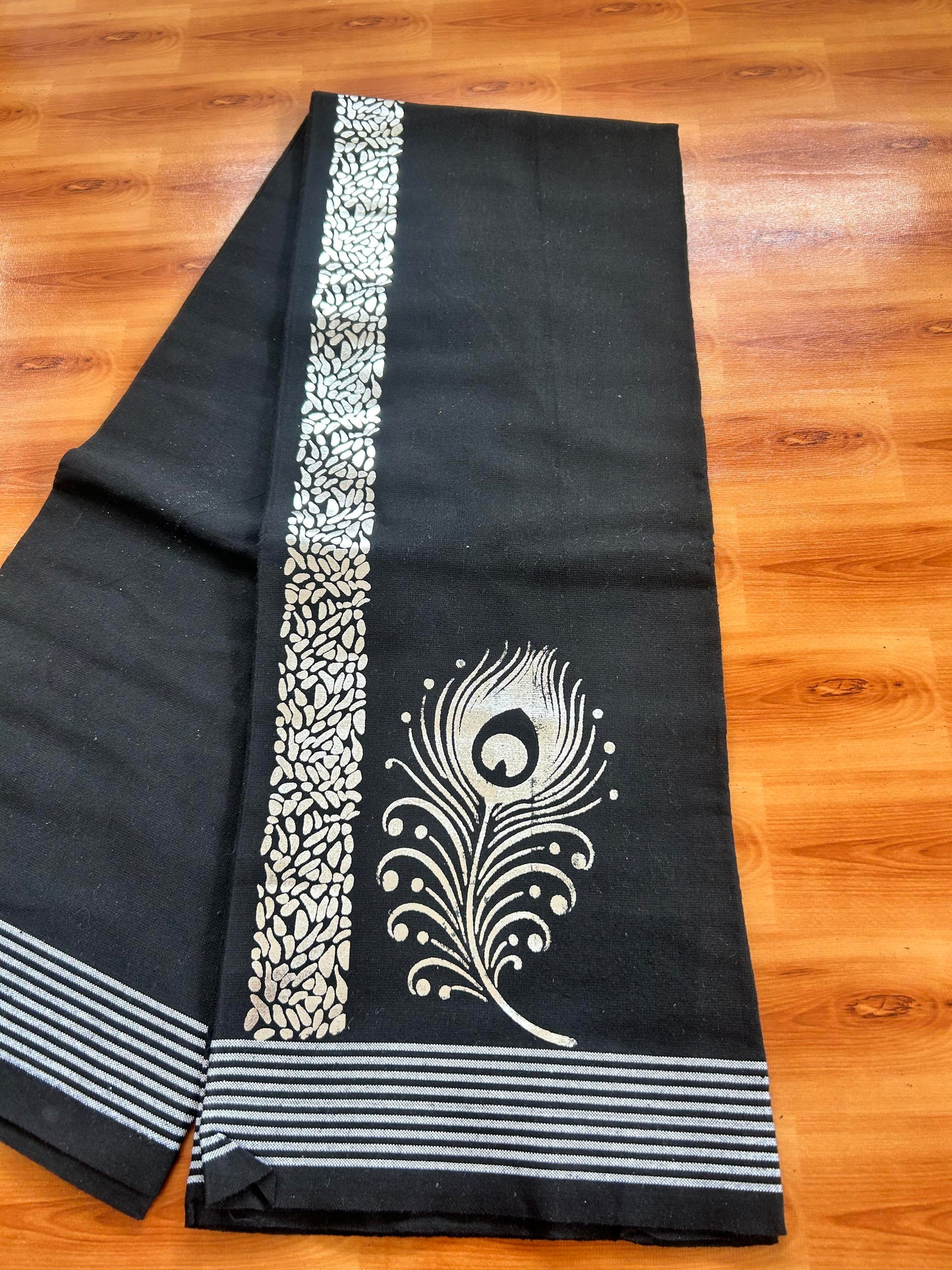 Kaitharikada - Single Kaily / Lungi - Mixed Cotton - 40s twisted - 1.25 inch Silver Kasav Peacock Feather Printed Design Kara with Black colour body (2 meter / 4 muzham) - 15 KK8060 GAN