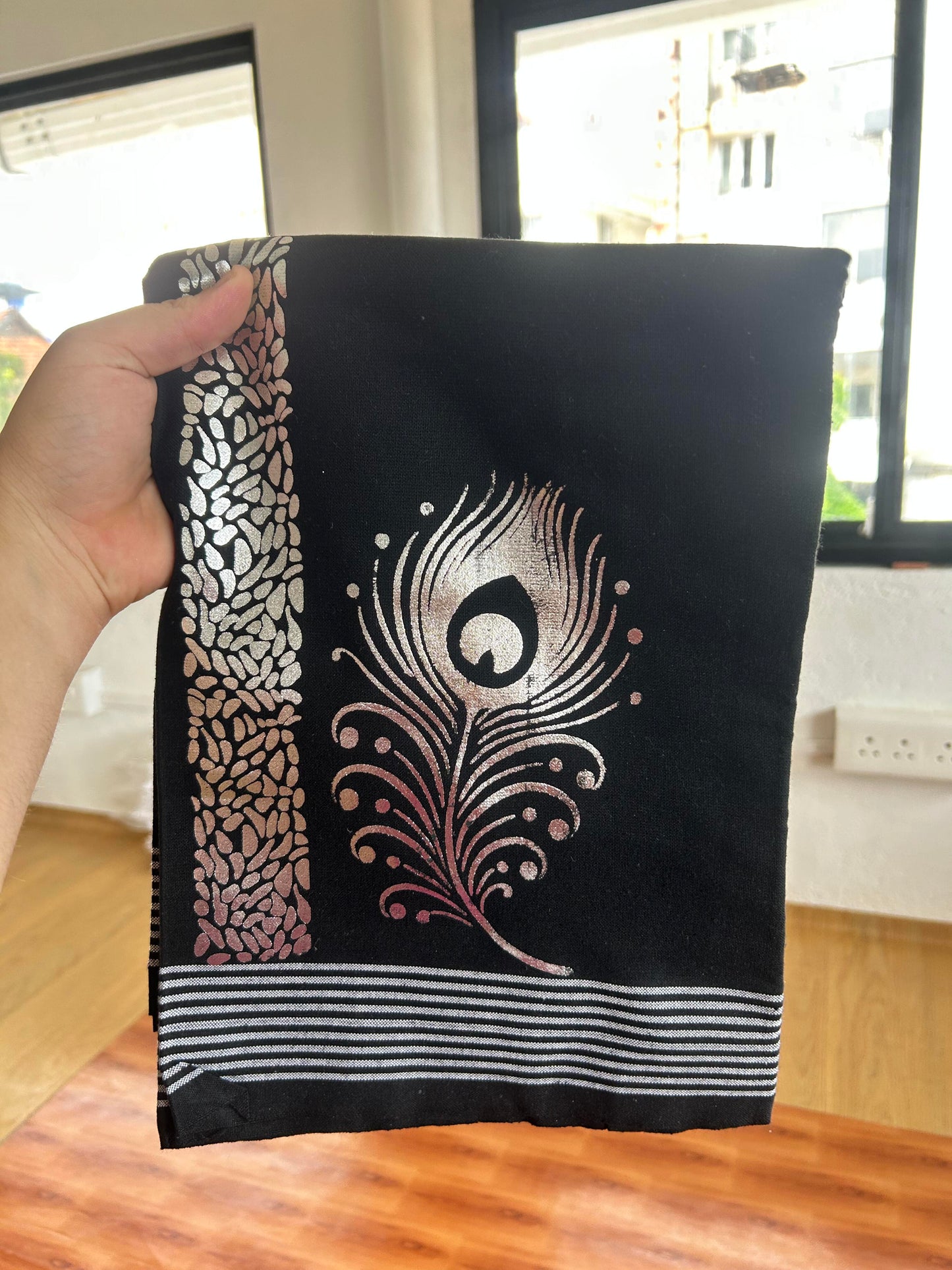 Kaitharikada - Single Kaily / Lungi - Mixed Cotton - 40s twisted - 1.25 inch Silver Kasav Peacock Feather Printed Design Kara with Black colour body (2 meter / 4 muzham) - 15 KK8060 GAN