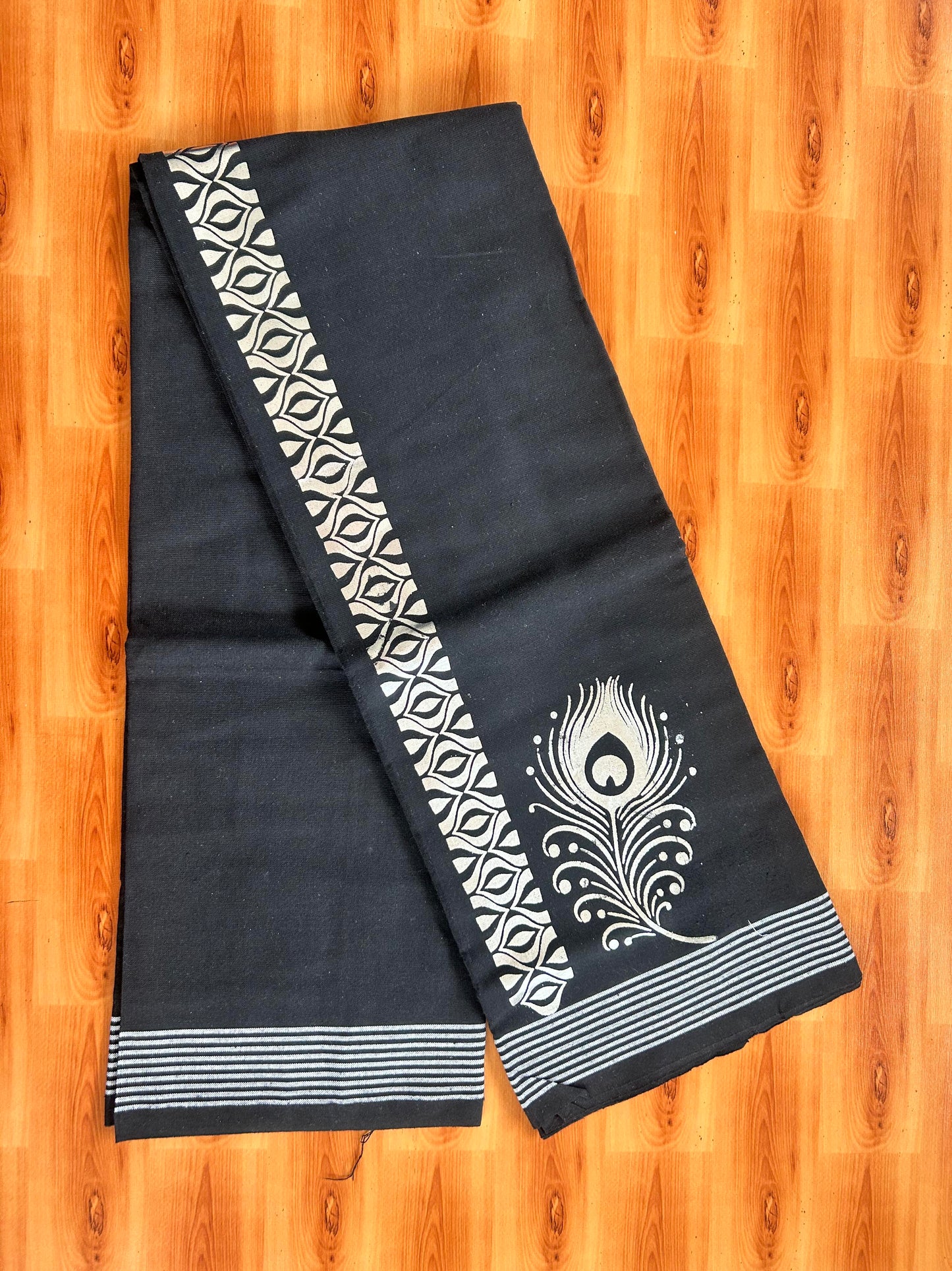 Kaitharikada - Single Kaily / Lungi - Mixed Cotton - 40s twisted - 1.25 inch Silver Kasav Peacock Feather Printed Design Kara with Black colour body (2 meter / 4 muzham) - 16 KK8060 GAN