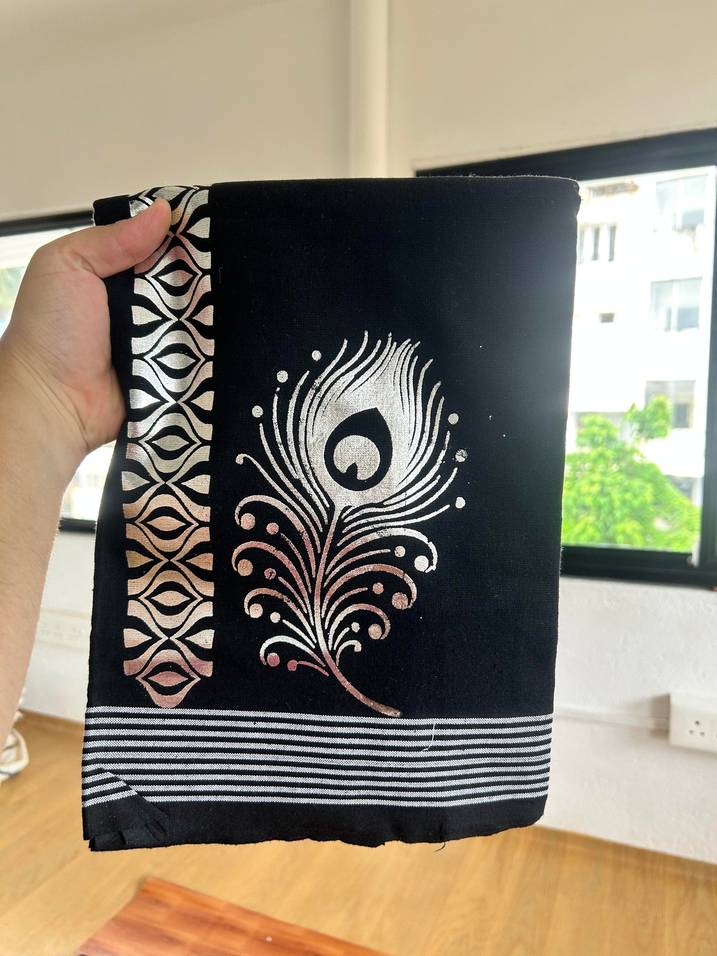 Kaitharikada - Single Kaily / Lungi - Mixed Cotton - 40s twisted - 1.25 inch Silver Kasav Peacock Feather Printed Design Kara with Black colour body (2 meter / 4 muzham) - 16 KK8060 GAN
