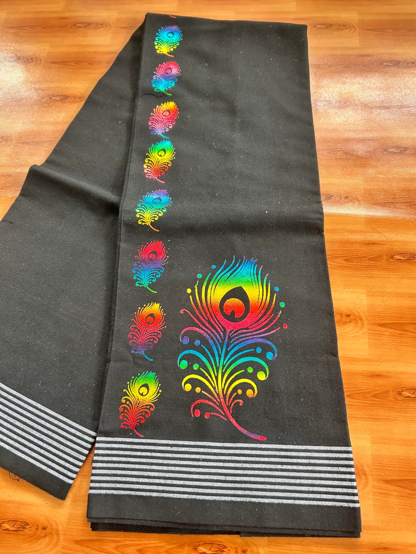 Kaitharikada - Single Kaily / Lungi - Mixed Cotton - 40s twisted - 1.25 inch Multi Colour Peacock Feather Printed Design Kara with Black colour body (2 meter / 4 muzham) - 2 KK8060 GAN