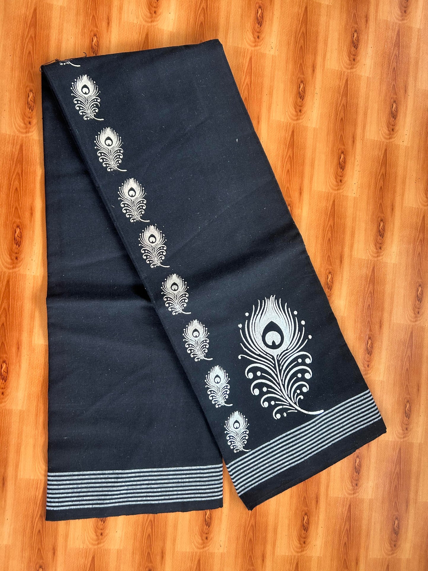 Kaitharikada - Single Kaily / Lungi - Mixed Cotton - 40s twisted - 1.25 inch Silver Kasav Peacock Feather Printed Design Kara with Black colour body (2 meter / 4 muzham) - 5 KK8060 GAN