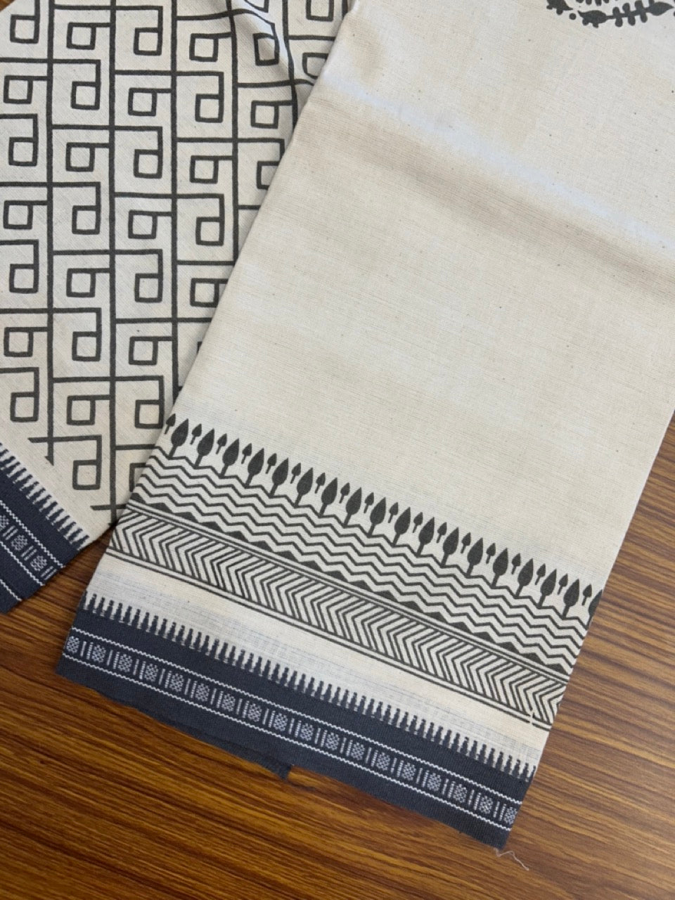 9% Discount !! Kaitharikada Pure Cotton Single OFF WHITE - (Unbleached) Kaily / Lungi - 1.75 inch GREY Printed Kuppadam Border with OFF WHITE colour body (2 meter / 4 muzham)- 2KK8022 AS