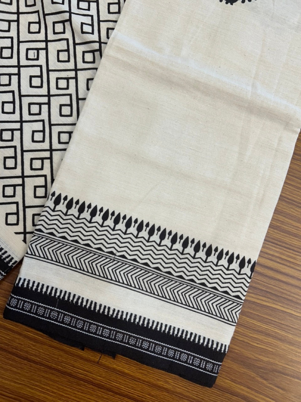 9% Discount !! Kaitharikada Pure Cotton Single OFF WHITE - (Unbleached) Kaily / Lungi - 1.75 inch Dark Brown Printed Kuppadam Border with OFF WHITE colour body (2 meter / 4 muzham)- 4KK8022 AS