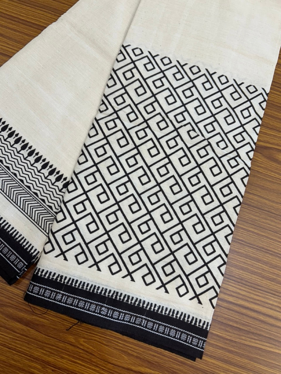 9% Discount !! Kaitharikada Pure Cotton Single OFF WHITE - (Unbleached) Kaily / Lungi - 1.75 inch Dark Brown Printed Kuppadam Border with OFF WHITE colour body (2 meter / 4 muzham)- 4KK8022 AS