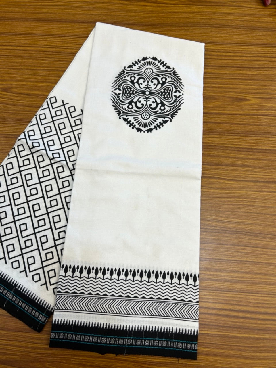 7% Discount!!! Kaitharikada Pure Cotton - Single Kaily / Lungi -1.75 inch Black Printed Kuppadam Border with White colour body (2 meter / 4 muzham) - 8KK8022 AS