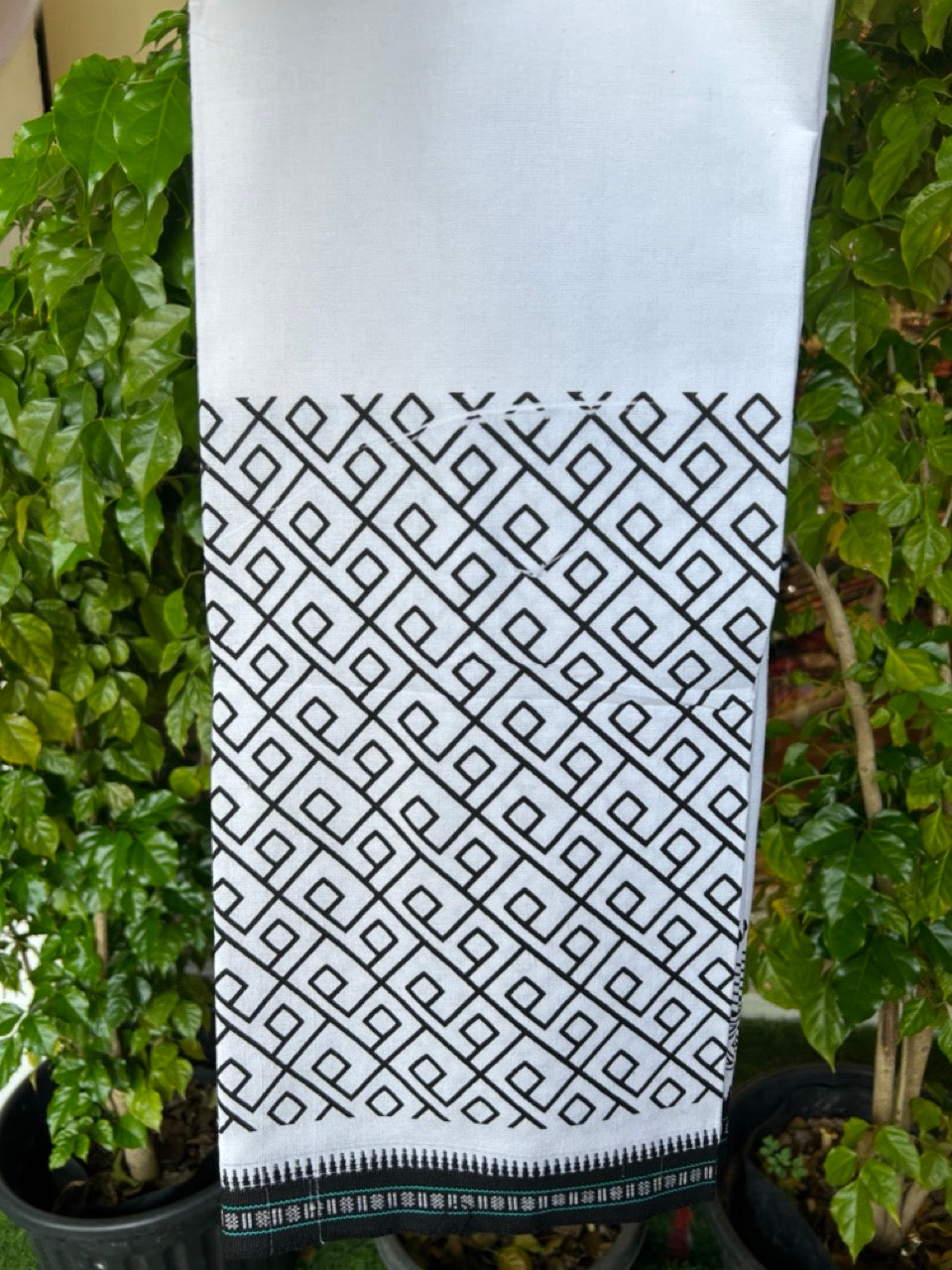 7% Discount!!! Kaitharikada Pure Cotton - Single Kaily / Lungi -1.75 inch Black Printed Kuppadam Border with White colour body (2 meter / 4 muzham) - 8KK8022 AS