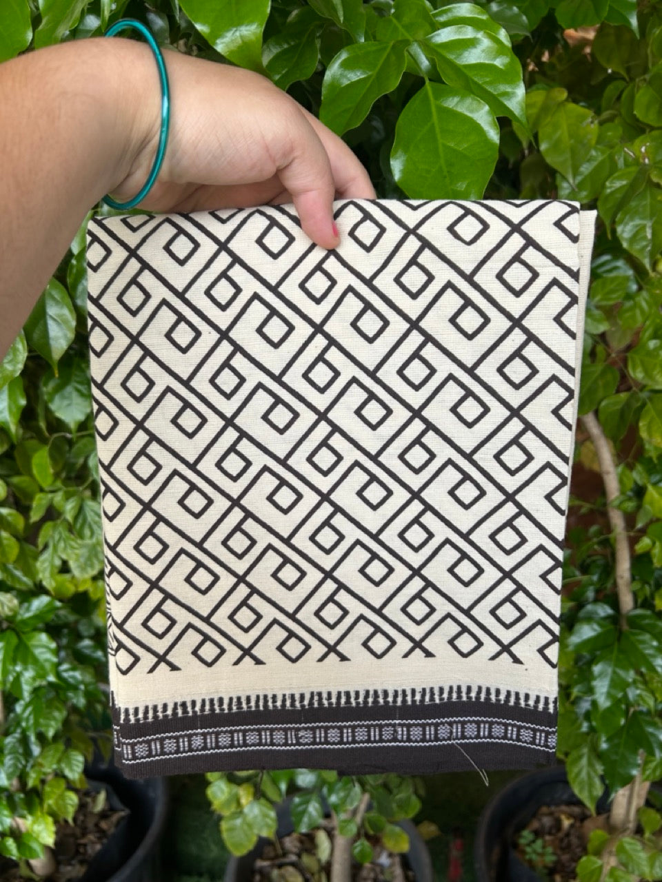 9% Discount !! Kaitharikada Pure Cotton Single OFF WHITE - (Unbleached) Kaily / Lungi - 1.75 inch Dark Brown Printed Kuppadam Border with OFF WHITE colour body (2 meter / 4 muzham)- 4KK8022 AS