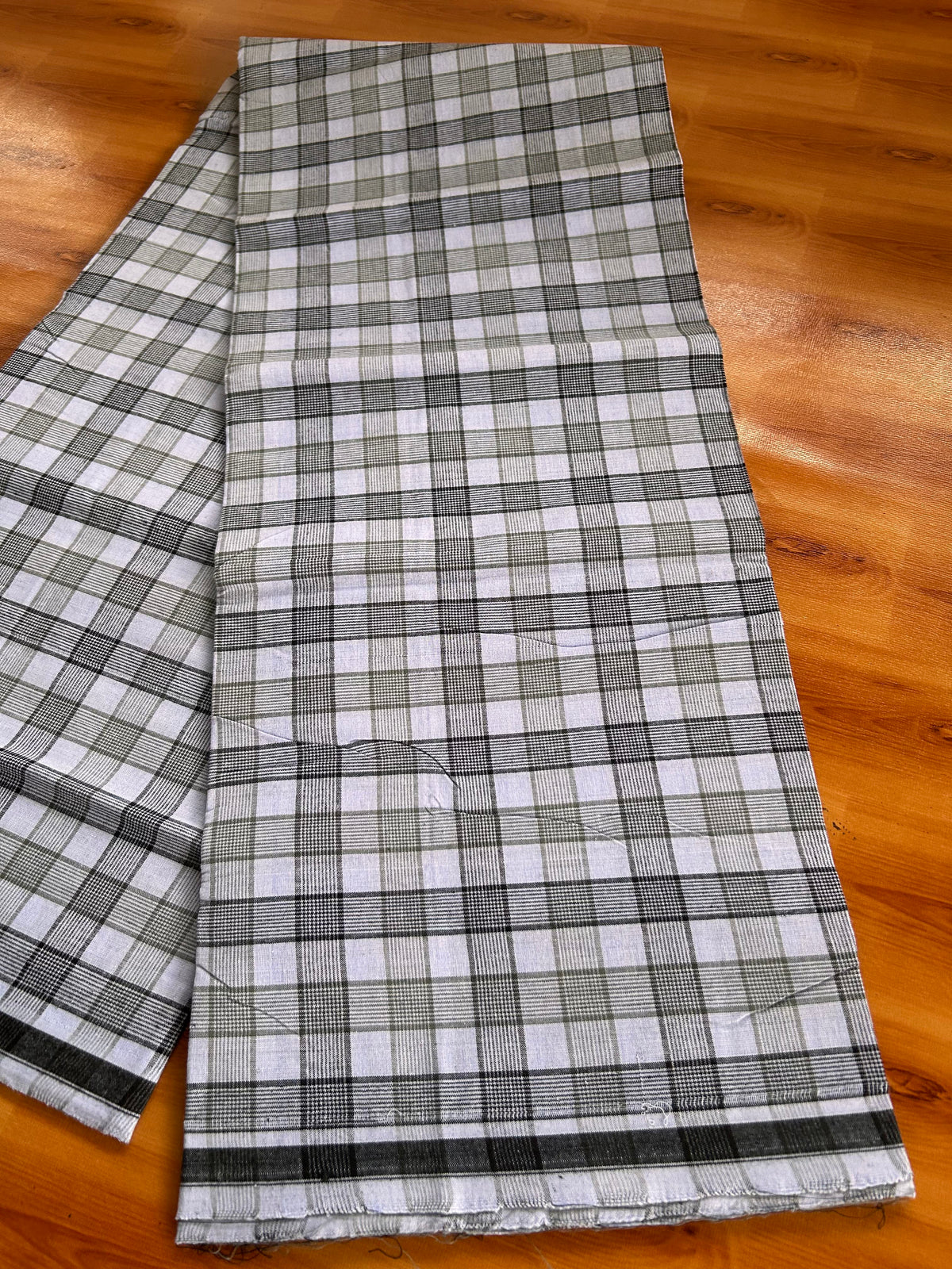 Premium Kathar Type Mund Pure cotton 40s - Kaitharikada Pulimood - Single Kaily / Lungi - 1 inch Black & White Border with White & Black Check body (2 meter / 4 muzham) - 11 KK8090 MUT