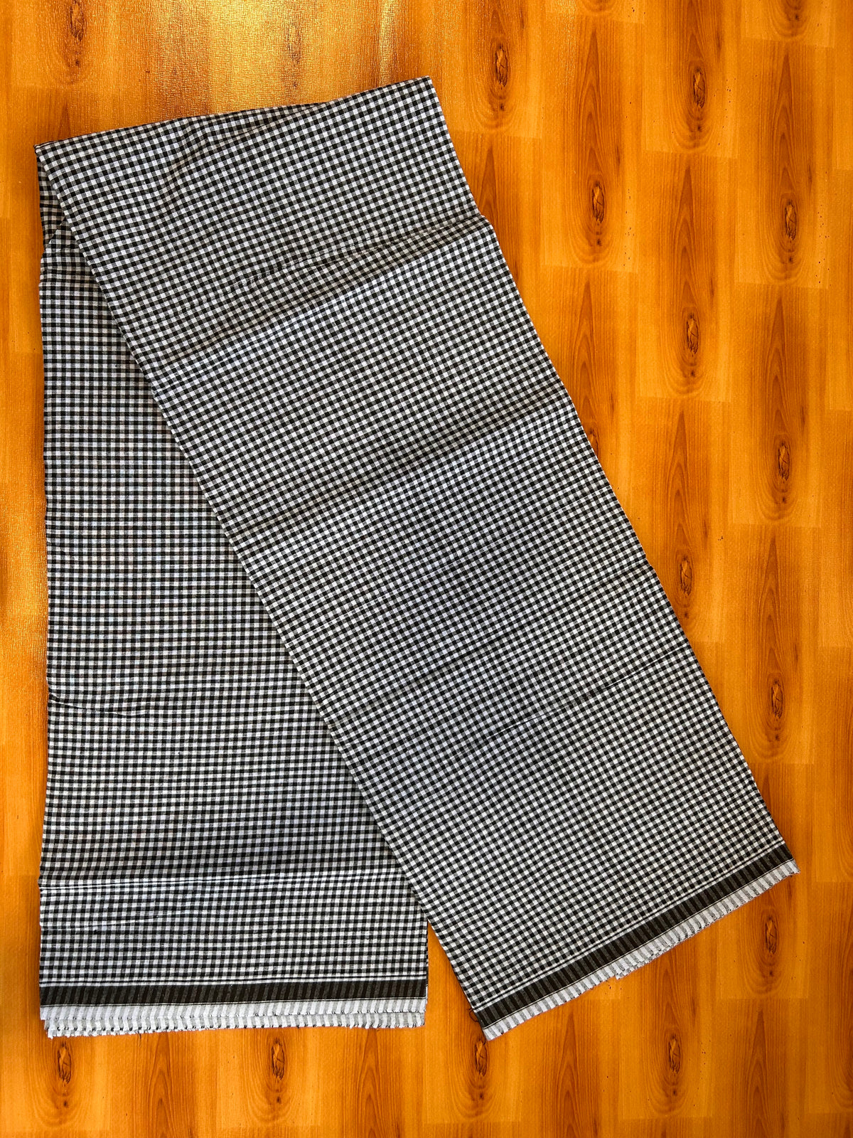 Premium Kathar Type Mund Pure cotton 40s - Kaitharikada Pulimood - Single Kaily / Lungi - 1 inch Black & White Border with White & Black Check body (2 meter / 4 muzham) - 17 KK8090 MUT
