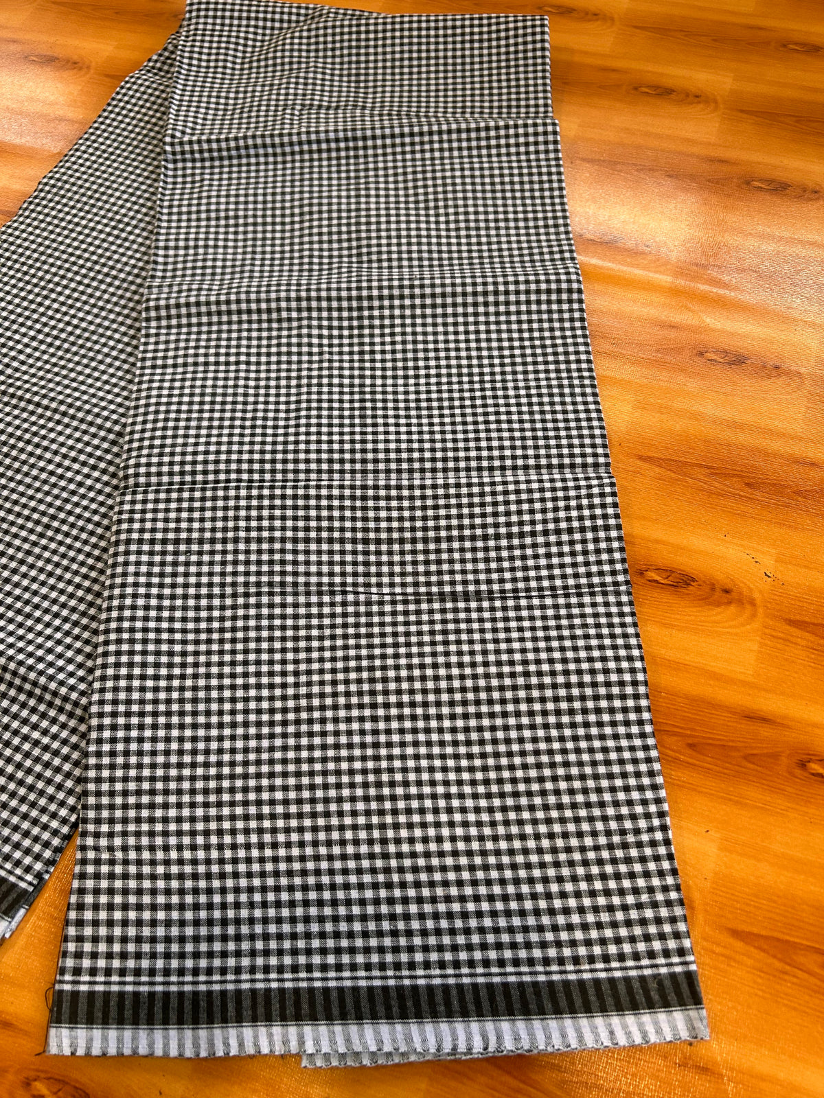 Premium Kathar Type Mund Pure cotton 40s - Kaitharikada Pulimood - Single Kaily / Lungi - 1 inch Black & White Border with White & Black Check body (2 meter / 4 muzham) - 17 KK8090 MUT